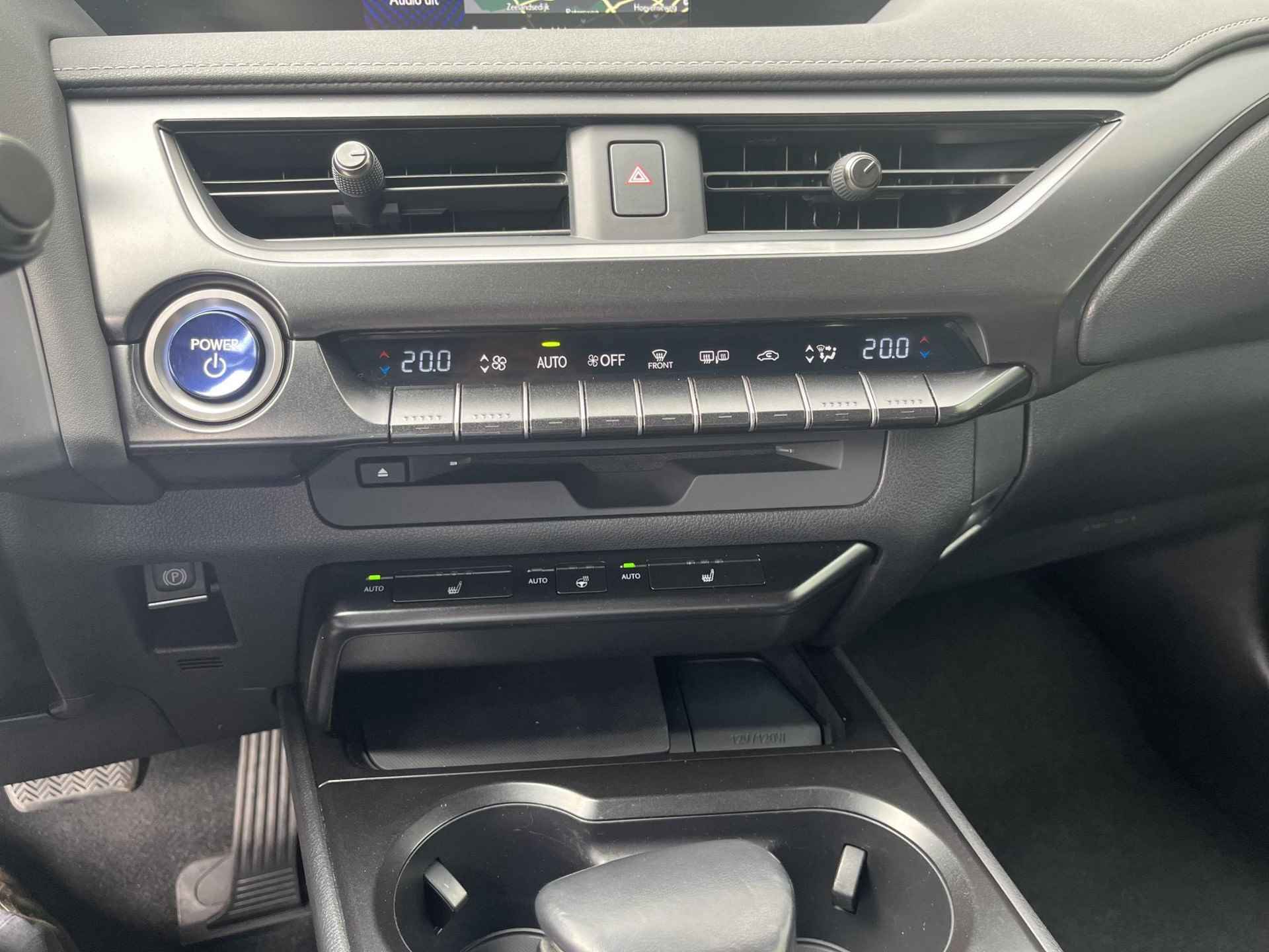 Lexus UX 250h Business Line | Navigatie | Apple CarPlay/Android auto | Achteruitrijcamera | Stuurverwarming | Stoelverwarming - 21/31