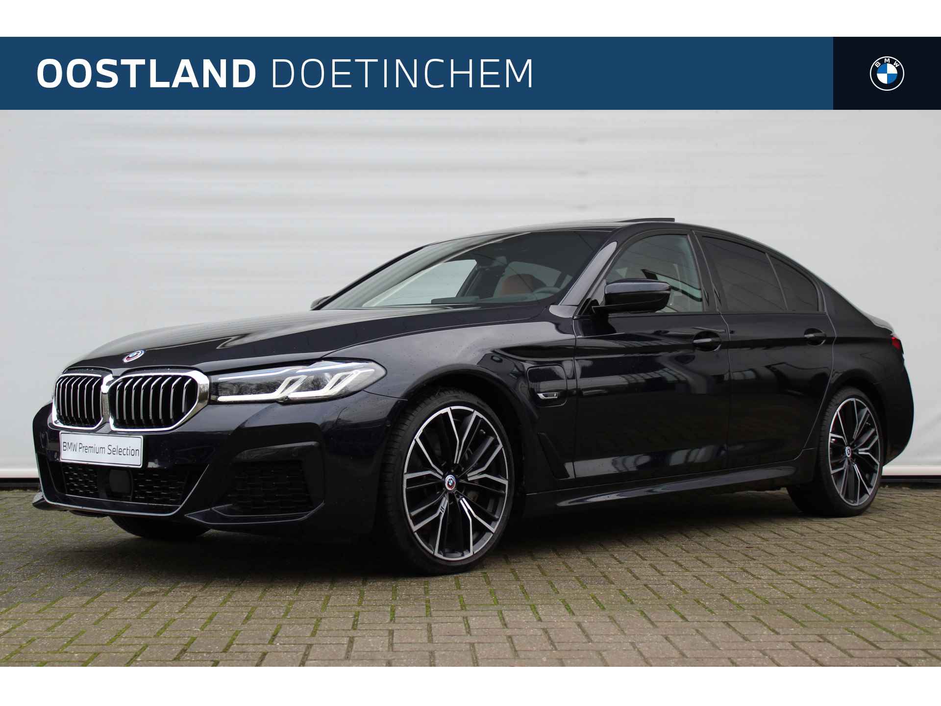 BMW 5 Serie 545e xDrive High Executive M Sport Automaat / BMW M 50 Jahre uitvoering / Schuif-kanteldak / Laserlight / Soft-Close / Adaptief onderstel / Driving Assistant Professional / Comfort Access - 1/33