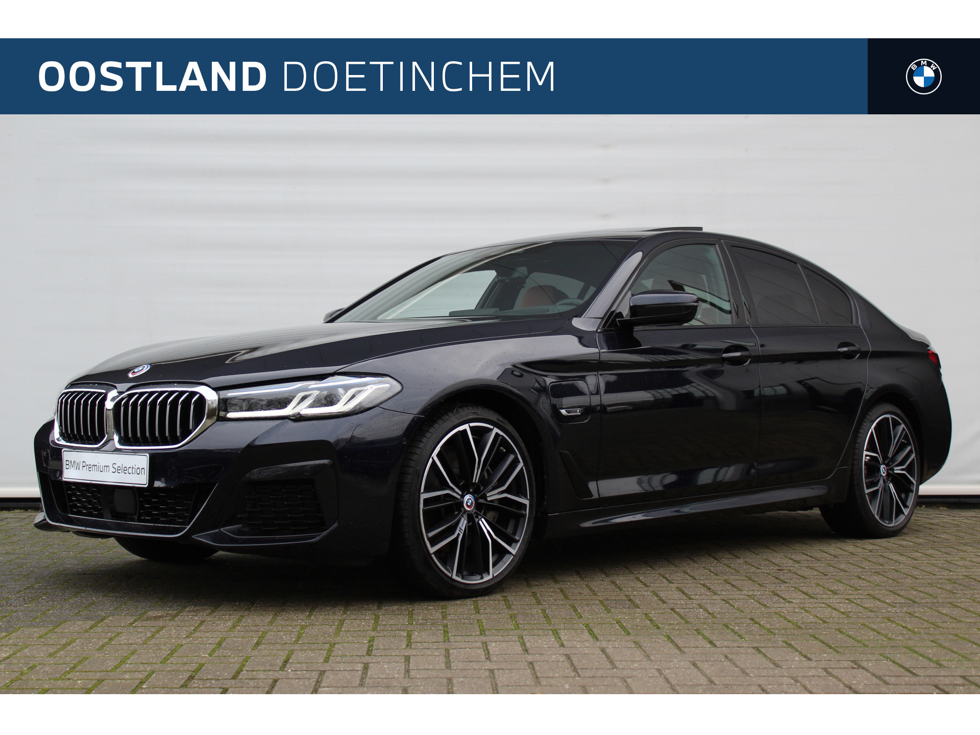 BMW 5 Serie 545e xDrive High Executive M Sport Automaat / BMW M 50 Jahre uitvoering / Schuif-kanteldak / Laserlight / Soft-Close / Adaptief onderstel / Driving Assistant Professional / Comfort Access