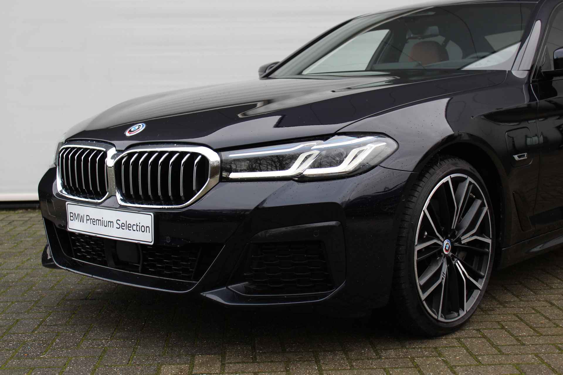 BMW 5 Serie 545e xDrive High Executive M Sport Automaat / BMW M 50 Jahre uitvoering / Schuif-kanteldak / Laserlight / Soft-Close / Adaptief onderstel / Driving Assistant Professional / Comfort Access - 4/33