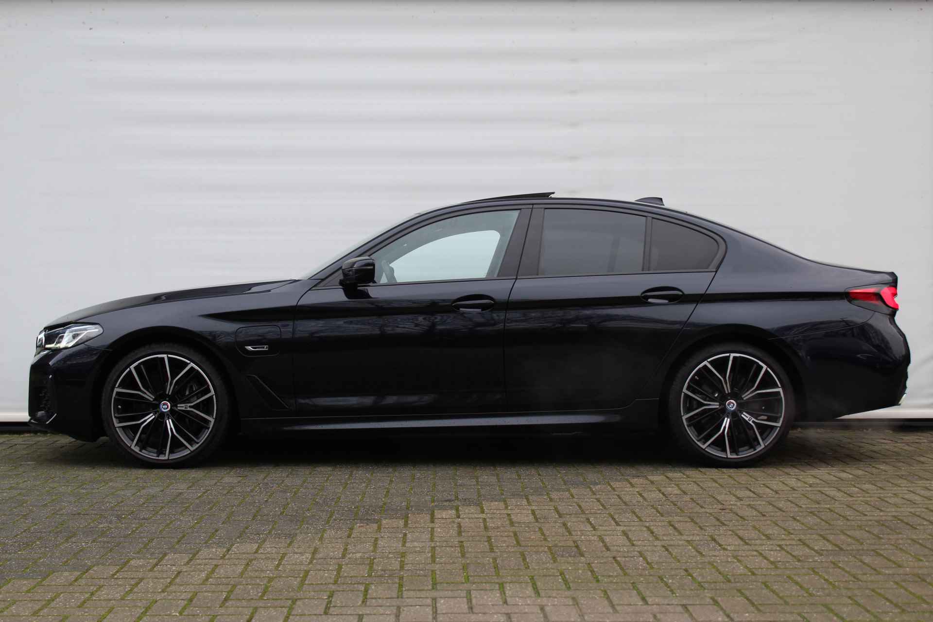 BMW 5 Serie 545e xDrive High Executive M Sport Automaat / BMW M 50 Jahre uitvoering / Schuif-kanteldak / Laserlight / Soft-Close / Adaptief onderstel / Driving Assistant Professional / Comfort Access - 13/33