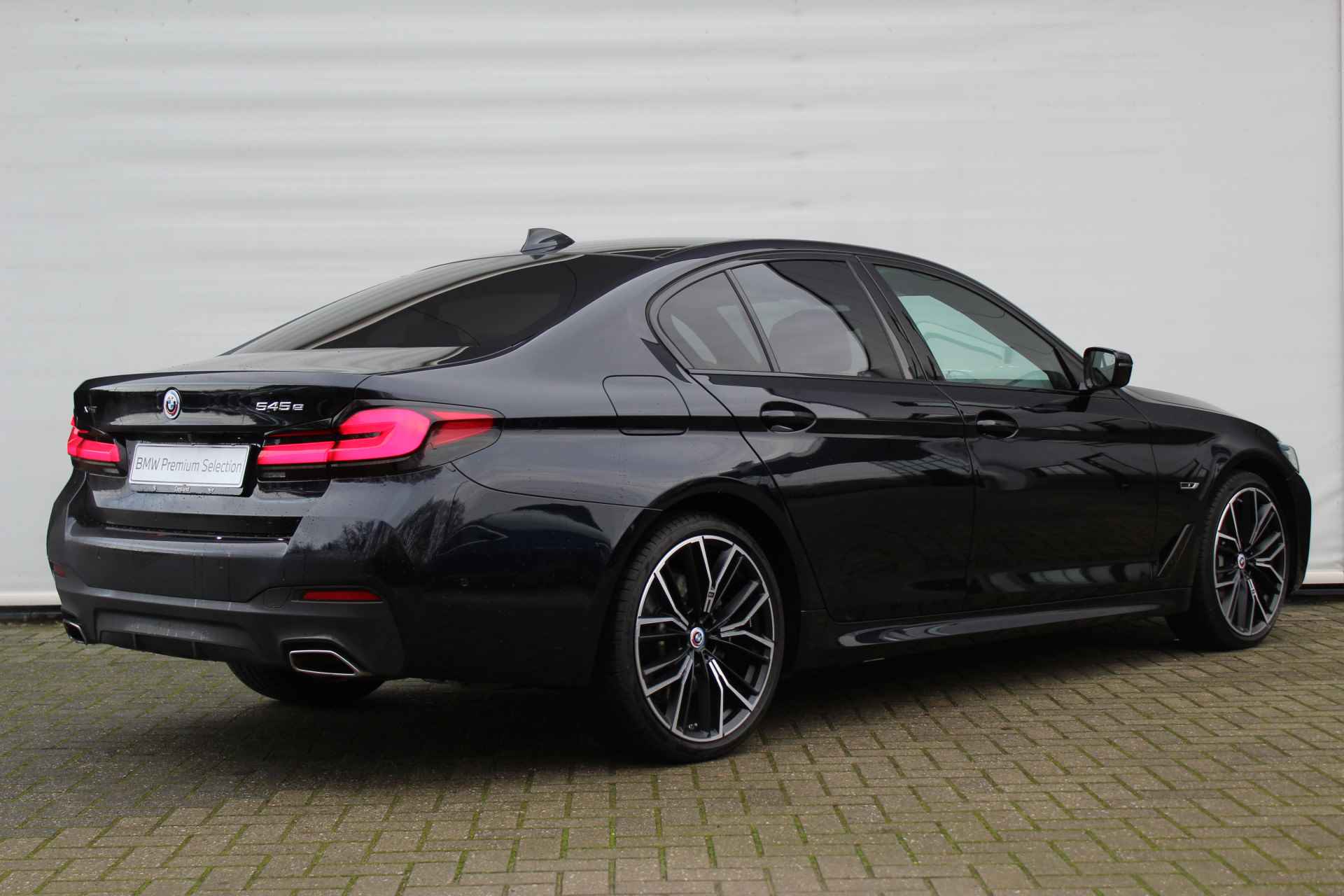 BMW 5 Serie 545e xDrive High Executive M Sport Automaat / BMW M 50 Jahre uitvoering / Schuif-kanteldak / Laserlight / Soft-Close / Adaptief onderstel / Driving Assistant Professional / Comfort Access - 19/33