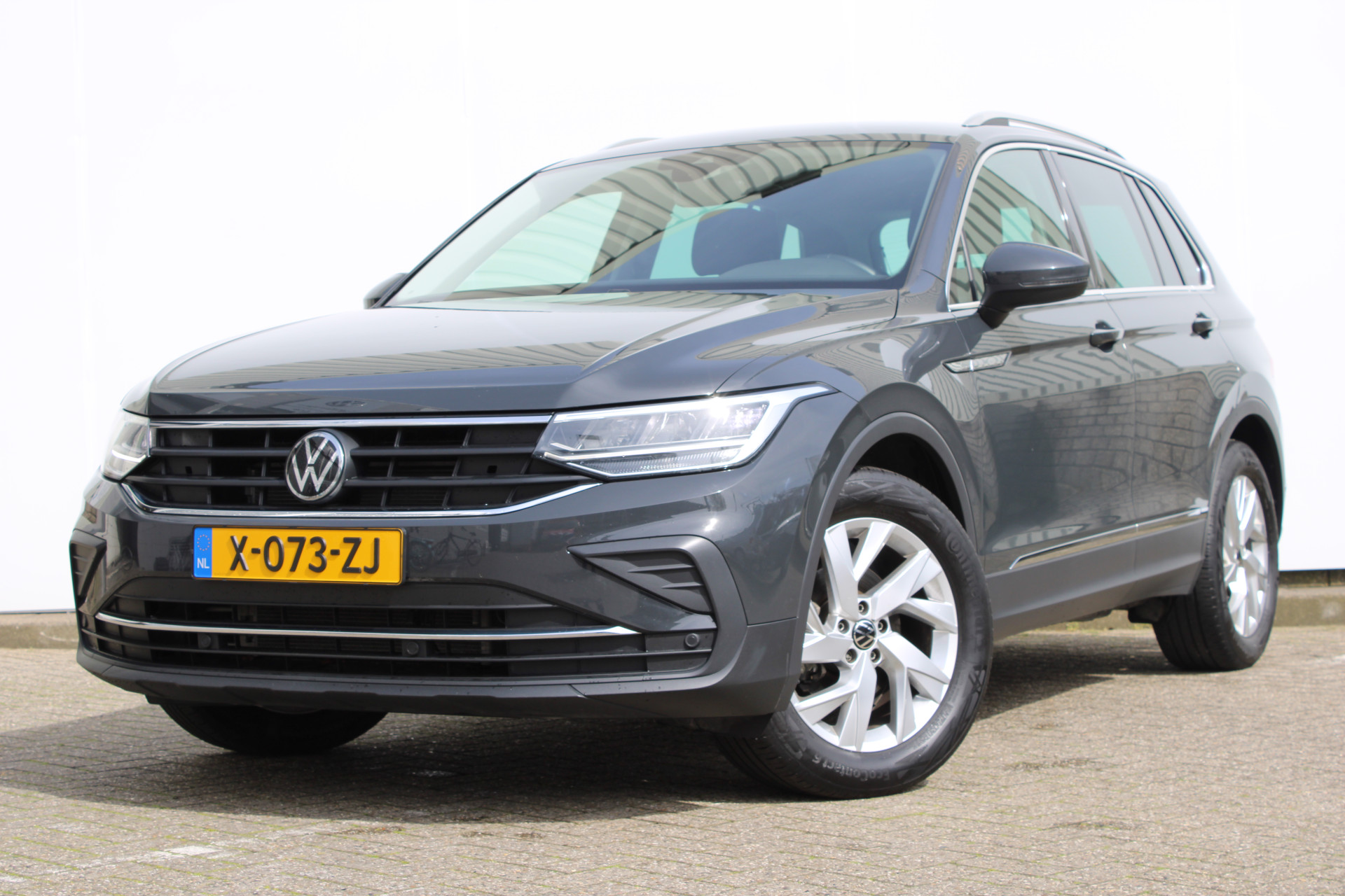 Volkswagen Tiguan 1.5 TSI Elegance | Camera | Alcantara | PDC v+a | Stoel & Stuur verwarming | Elek.Trekhaak bij viaBOVAG.nl