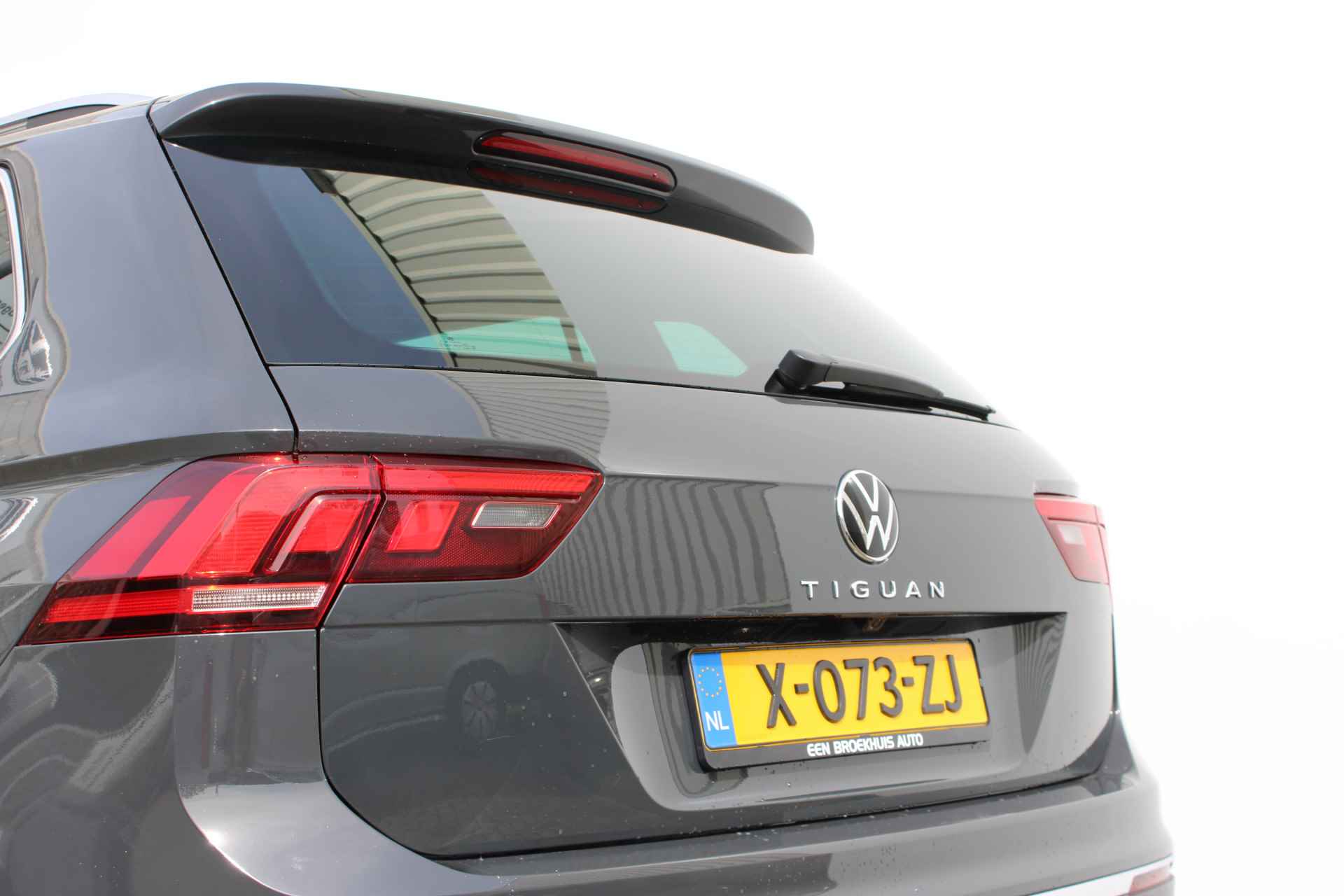Volkswagen Tiguan 1.5 TSI Elegance | Camera | Alcantara | PDC v+a | Stoel & Stuur verwarming | Elek.Trekhaak - 9/48