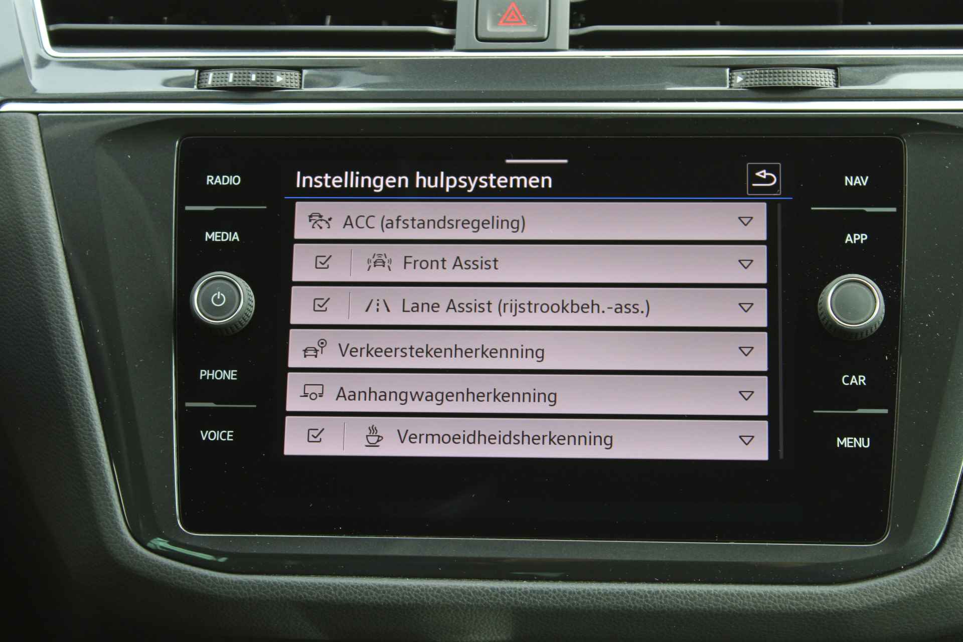 Volkswagen Tiguan 1.5 TSI Elegance | Camera | Alcantara | PDC v+a | Stoel & Stuur verwarming | Elek.Trekhaak - 30/48