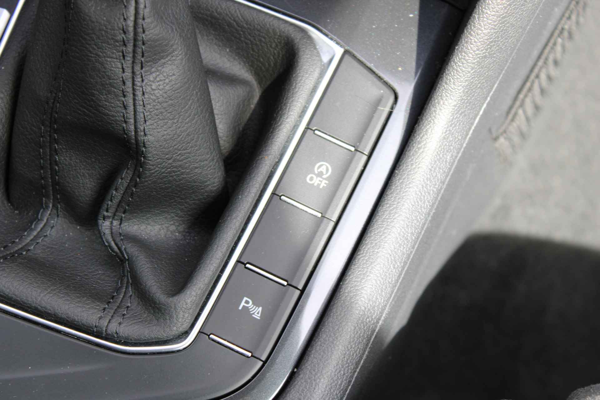 Volkswagen Tiguan 1.5 TSI Elegance | Camera | Alcantara | PDC v+a | Stoel & Stuur verwarming | Elek.Trekhaak - 41/48