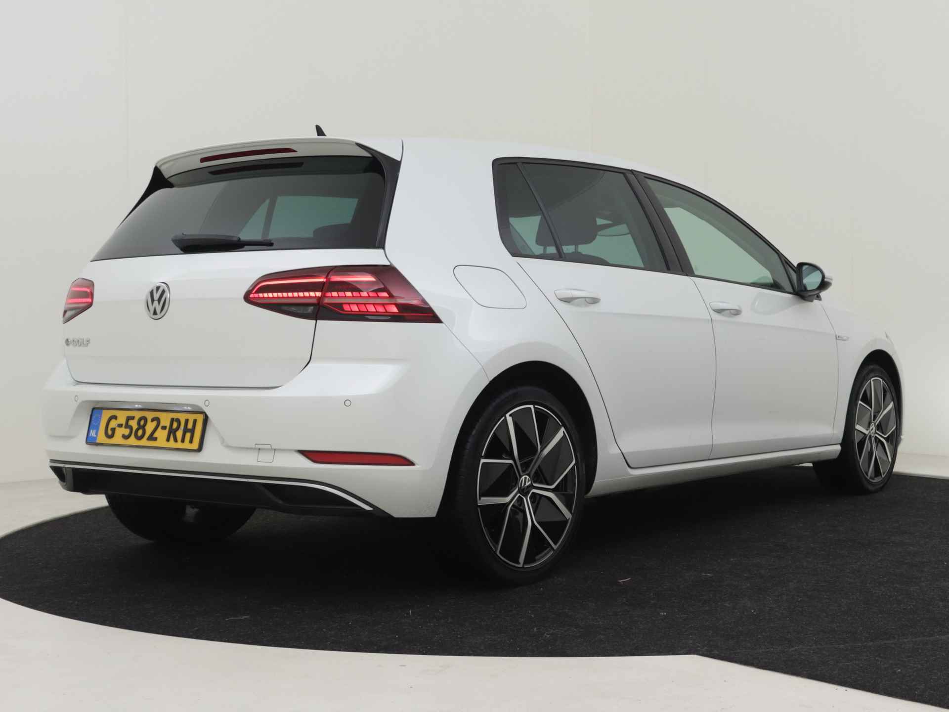 Volkswagen e-Golf e-Golf 136pk | Navigatie | App connect | Camera achter | Led koplampen | Keyless | Warmtepomp | Stoelverwarming | 16"LMV - 3/34