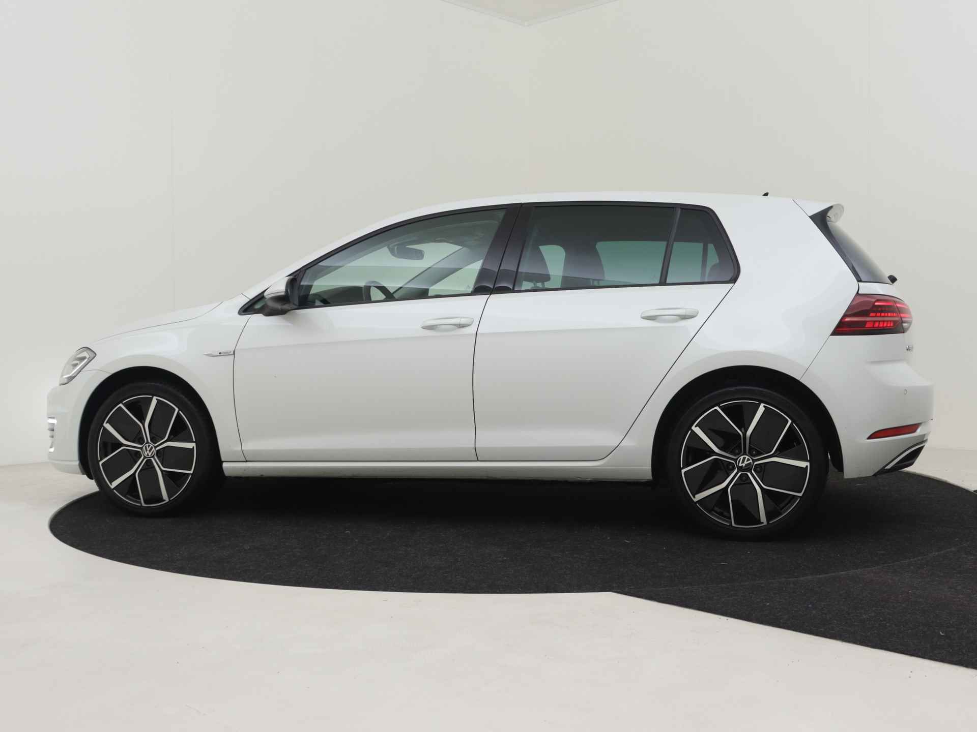 Volkswagen e-Golf e-Golf 136pk | Navigatie | App connect | Camera achter | Led koplampen | Keyless | Warmtepomp | Stoelverwarming | 16"LMV - 4/34