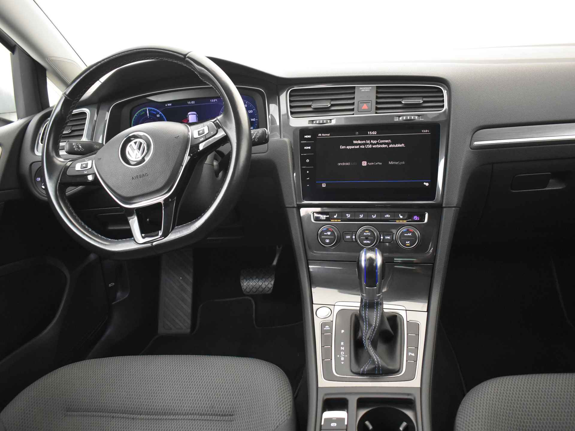 Volkswagen e-Golf e-Golf 136pk | Navigatie | App connect | Camera achter | Led koplampen | Keyless | Warmtepomp | Stoelverwarming | 16"LMV - 18/34