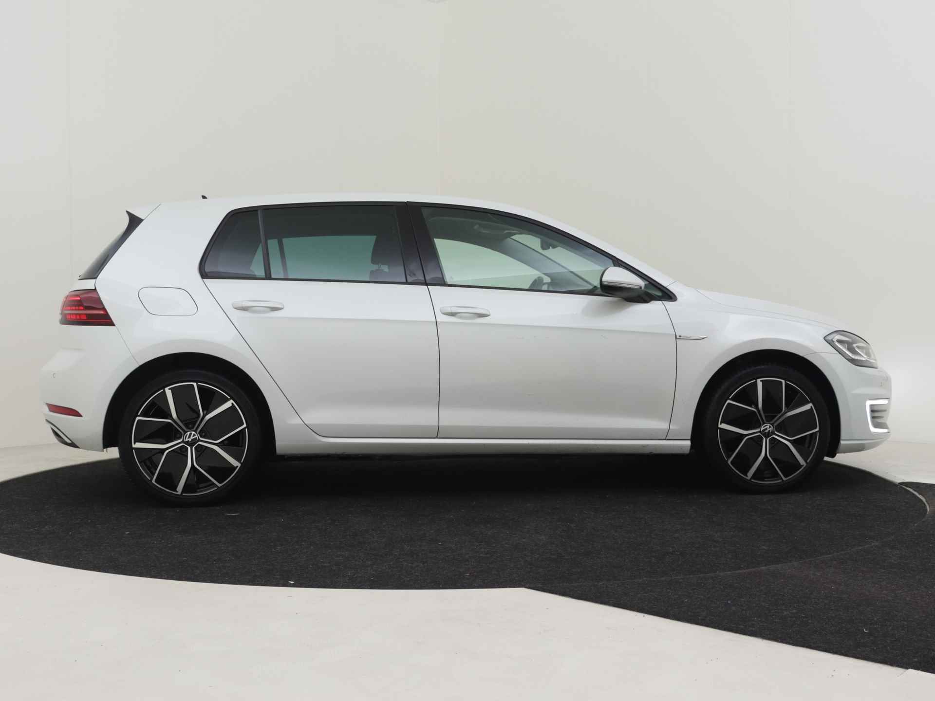 Volkswagen e-Golf e-Golf 136pk | Navigatie | App connect | Camera achter | Led koplampen | Keyless | Warmtepomp | Stoelverwarming | 16"LMV - 19/34