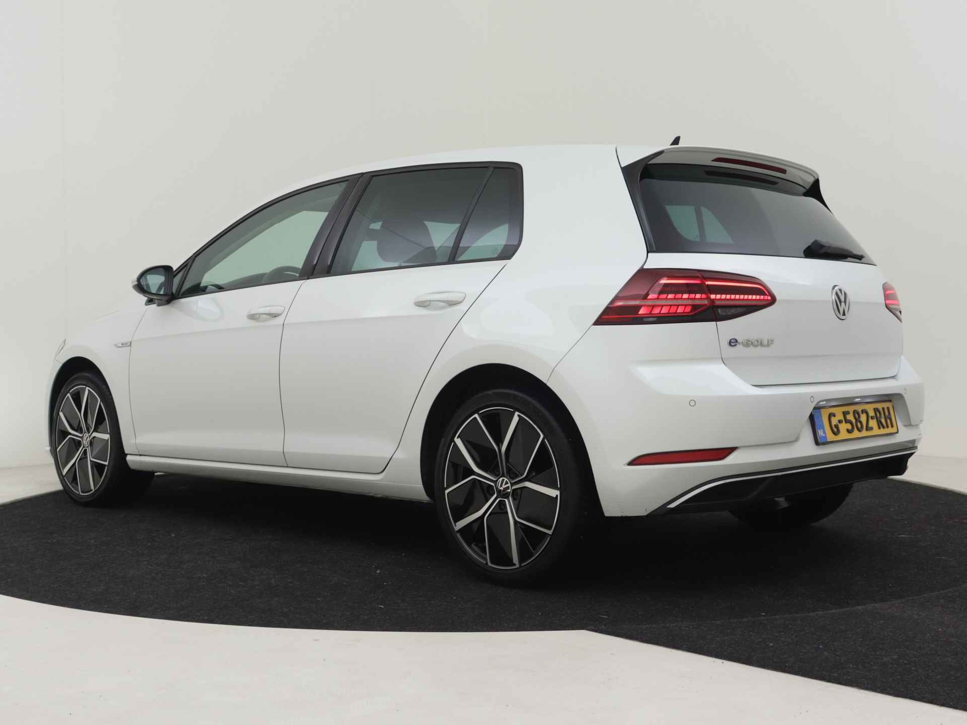 Volkswagen e-Golf e-Golf 136pk | Navigatie | App connect | Camera achter | Led koplampen | Keyless | Warmtepomp | Stoelverwarming | 16"LMV - 20/34