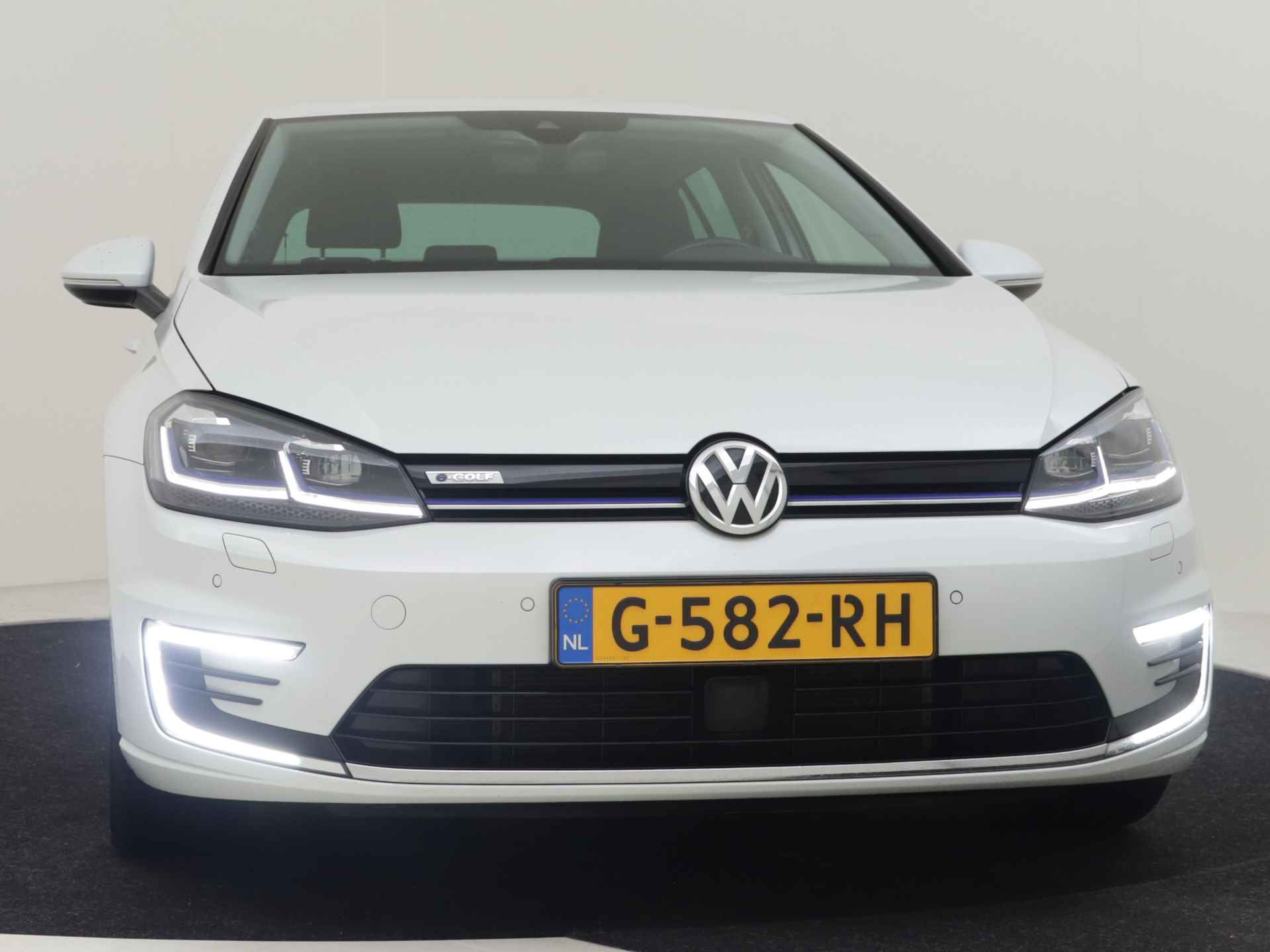 Volkswagen e-Golf e-Golf 136pk | Navigatie | App connect | Camera achter | Led koplampen | Keyless | Warmtepomp | Stoelverwarming | 16"LMV - 25/34