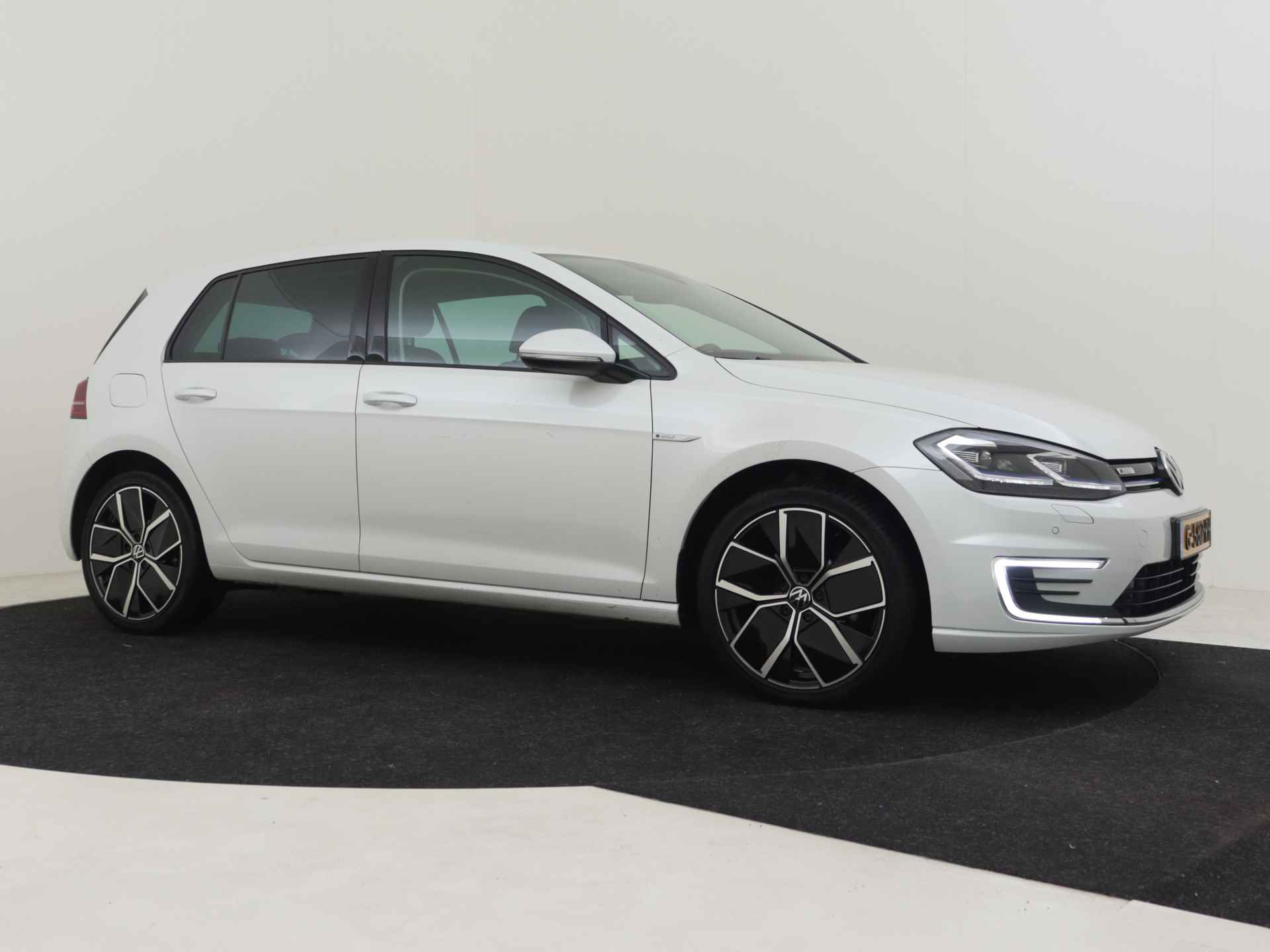 Volkswagen e-Golf e-Golf 136pk | Navigatie | App connect | Camera achter | Led koplampen | Keyless | Warmtepomp | Stoelverwarming | 16"LMV - 26/34