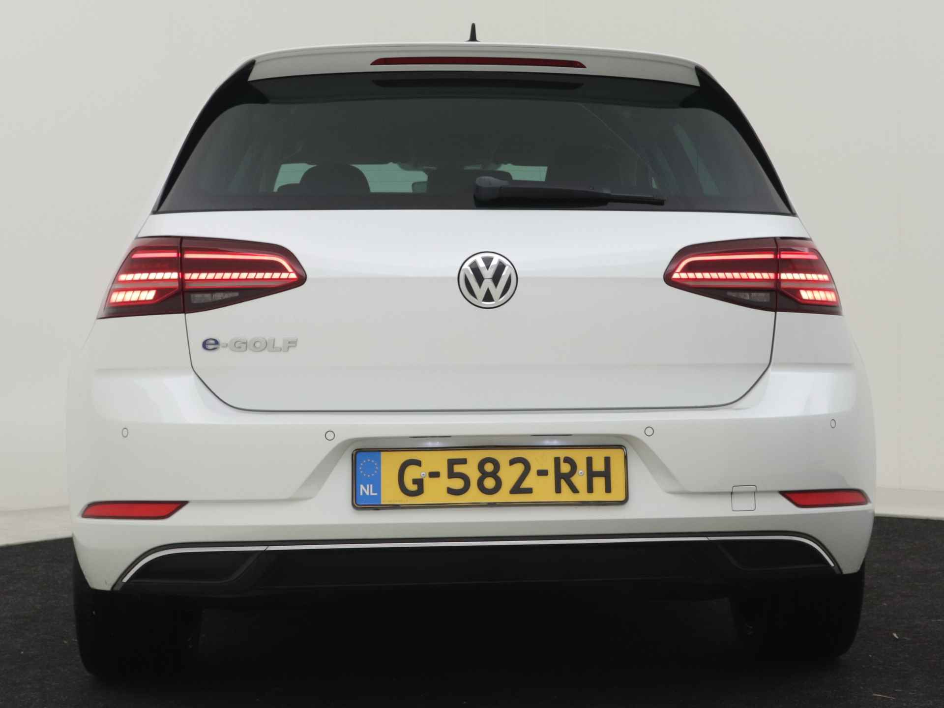 Volkswagen e-Golf e-Golf 136pk | Navigatie | App connect | Camera achter | Led koplampen | Keyless | Warmtepomp | Stoelverwarming | 16"LMV - 27/34