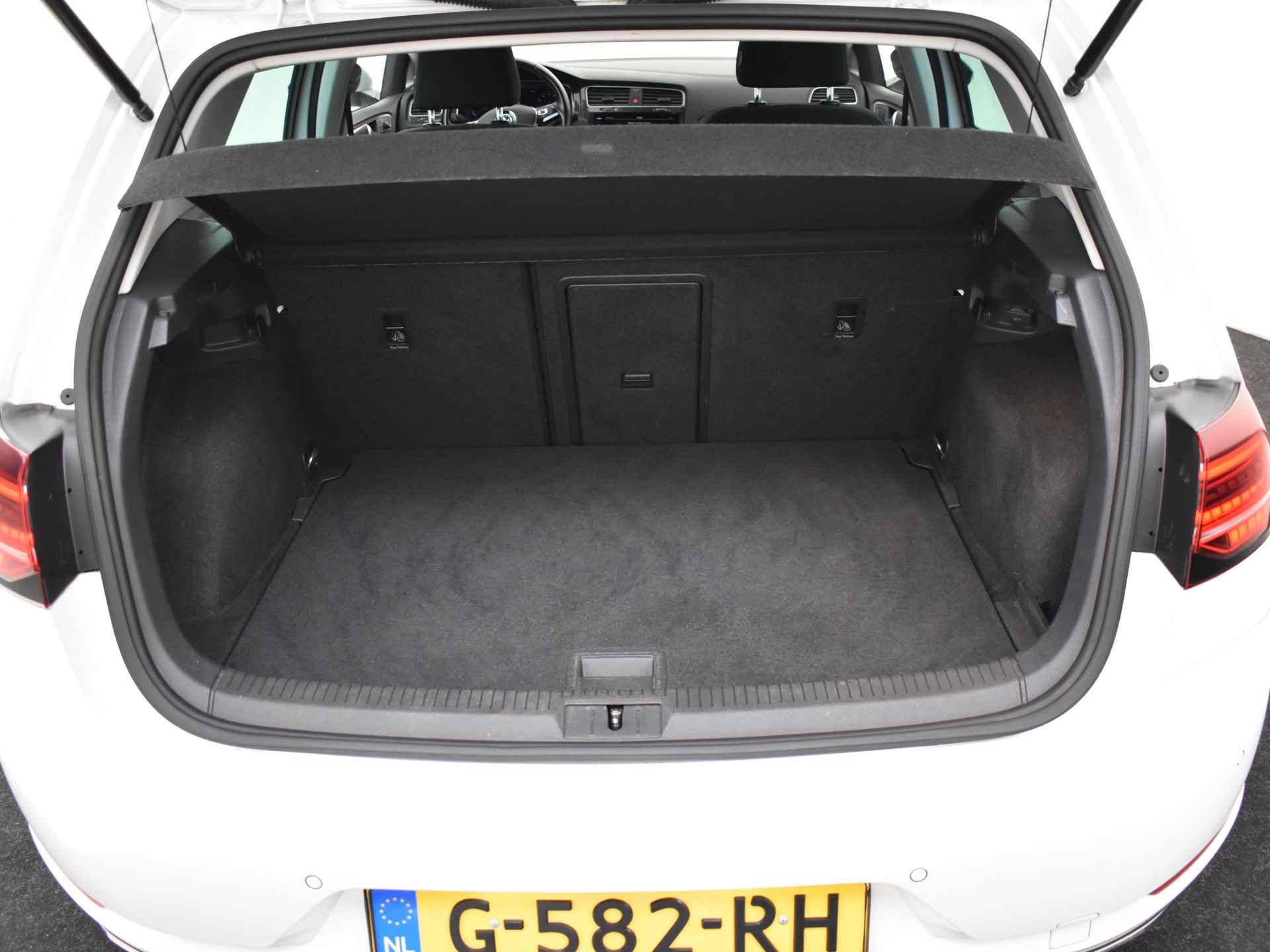 Volkswagen e-Golf e-Golf 136pk | Navigatie | App connect | Camera achter | Led koplampen | Keyless | Warmtepomp | Stoelverwarming | 16"LMV - 28/34