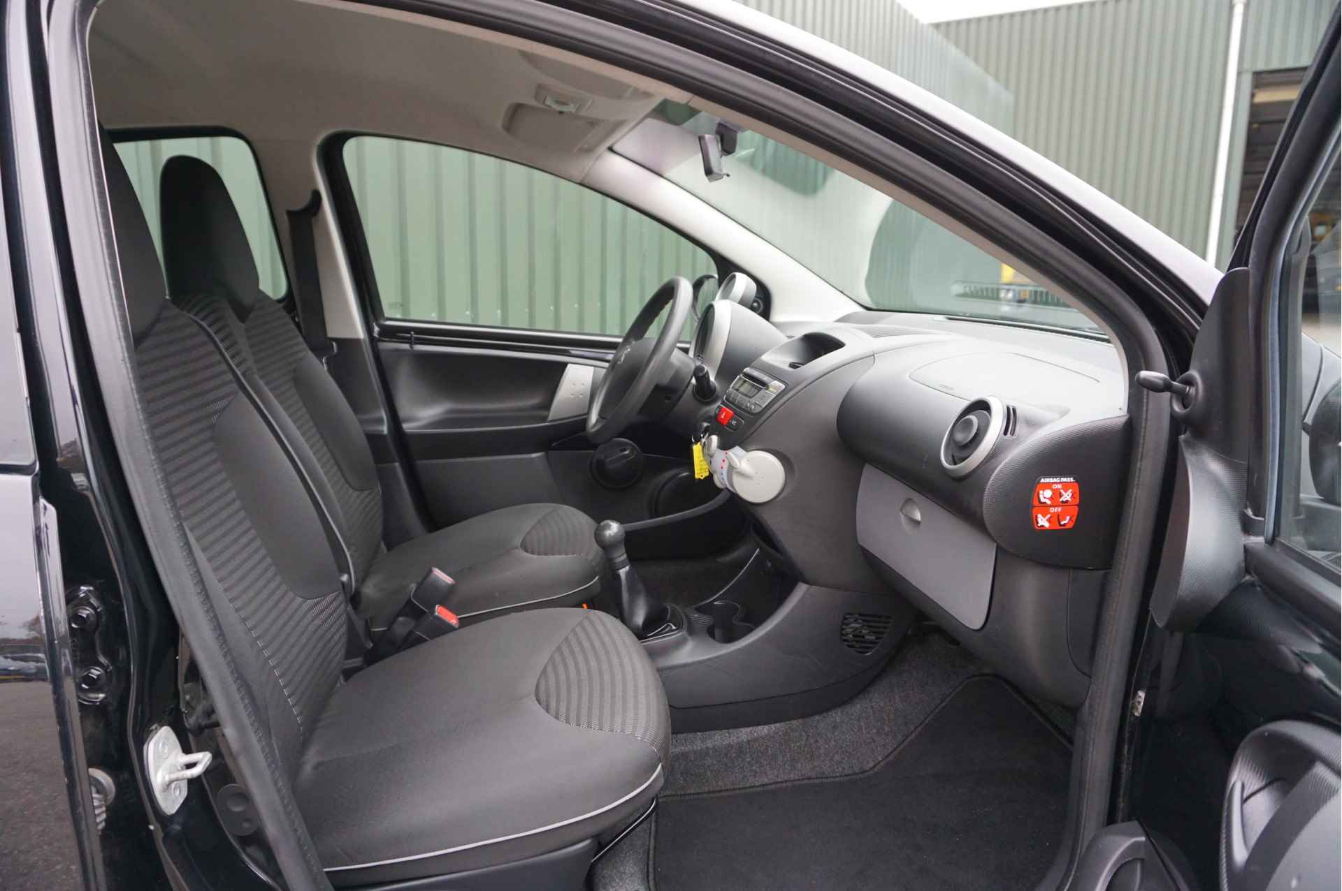 Peugeot 107 1.0i Active 5-drs + Airco/ LED/ Velgen/ Leuke auto/ Nieuwe APK! - 7/26