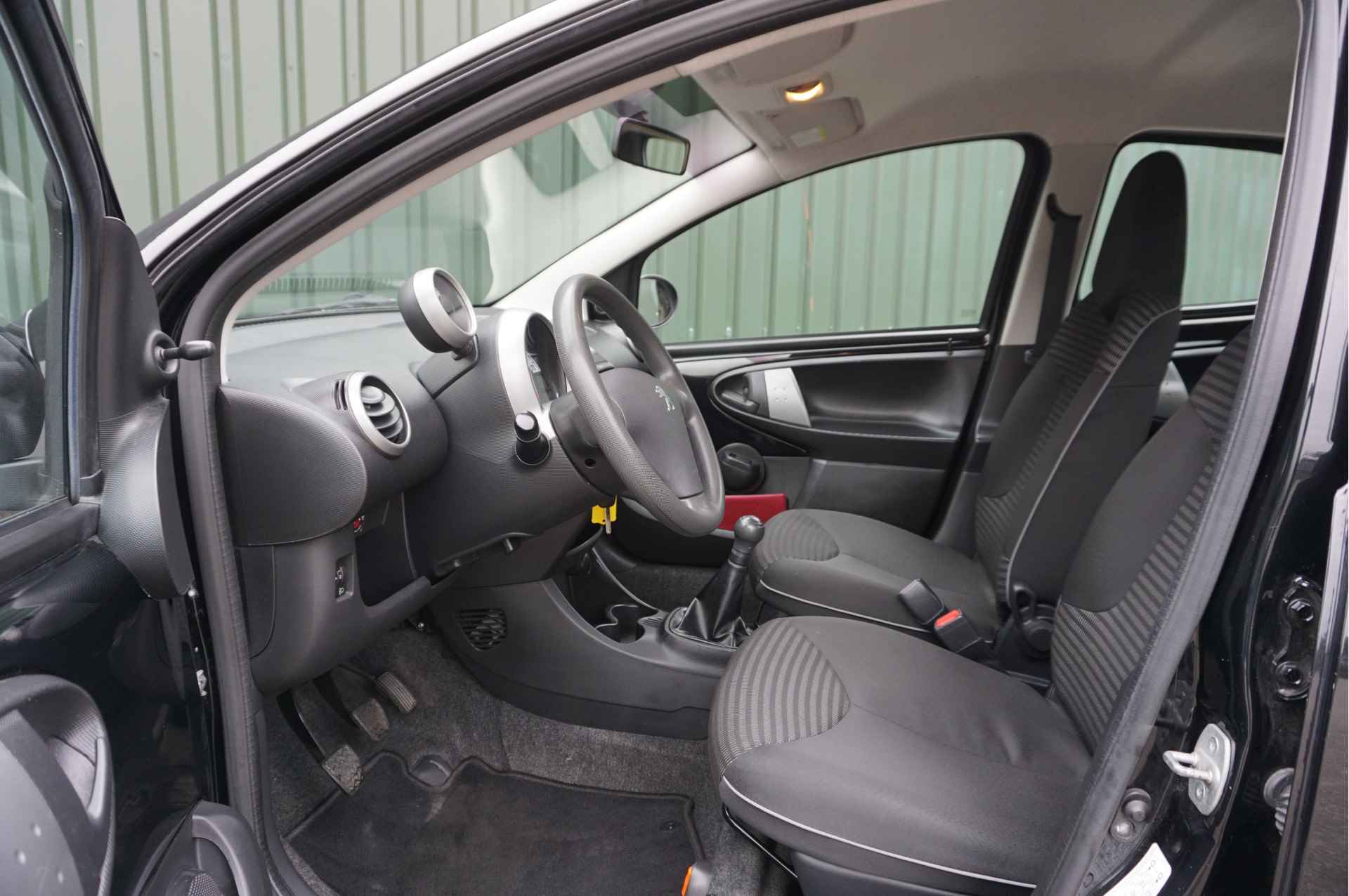 Peugeot 107 1.0i Active 5-drs + Airco/ LED/ Velgen/ Leuke auto/ Nieuwe APK! - 8/26