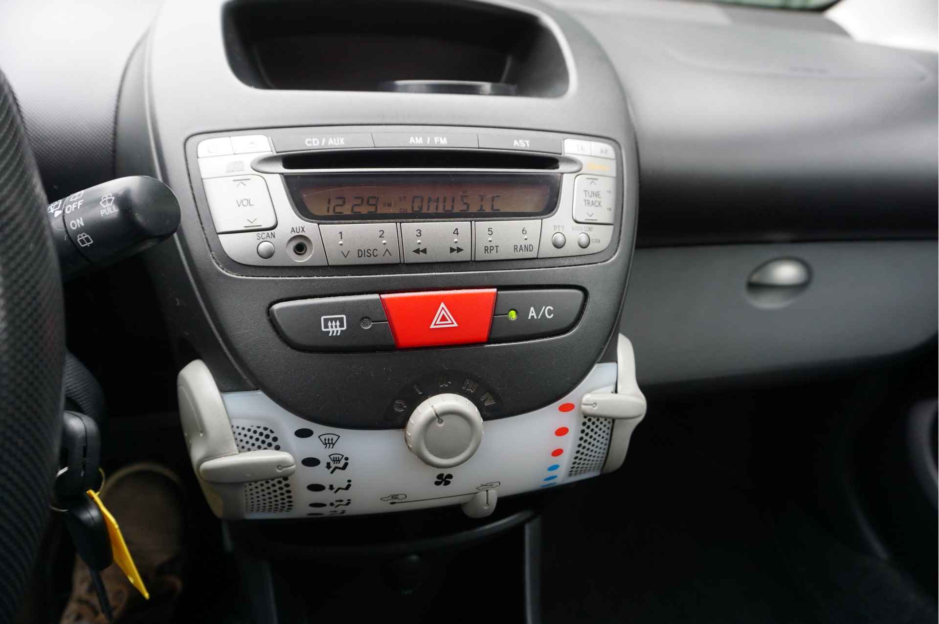 Peugeot 107 1.0i Active 5-drs + Airco/ LED/ Velgen/ Leuke auto/ Nieuwe APK! - 10/26