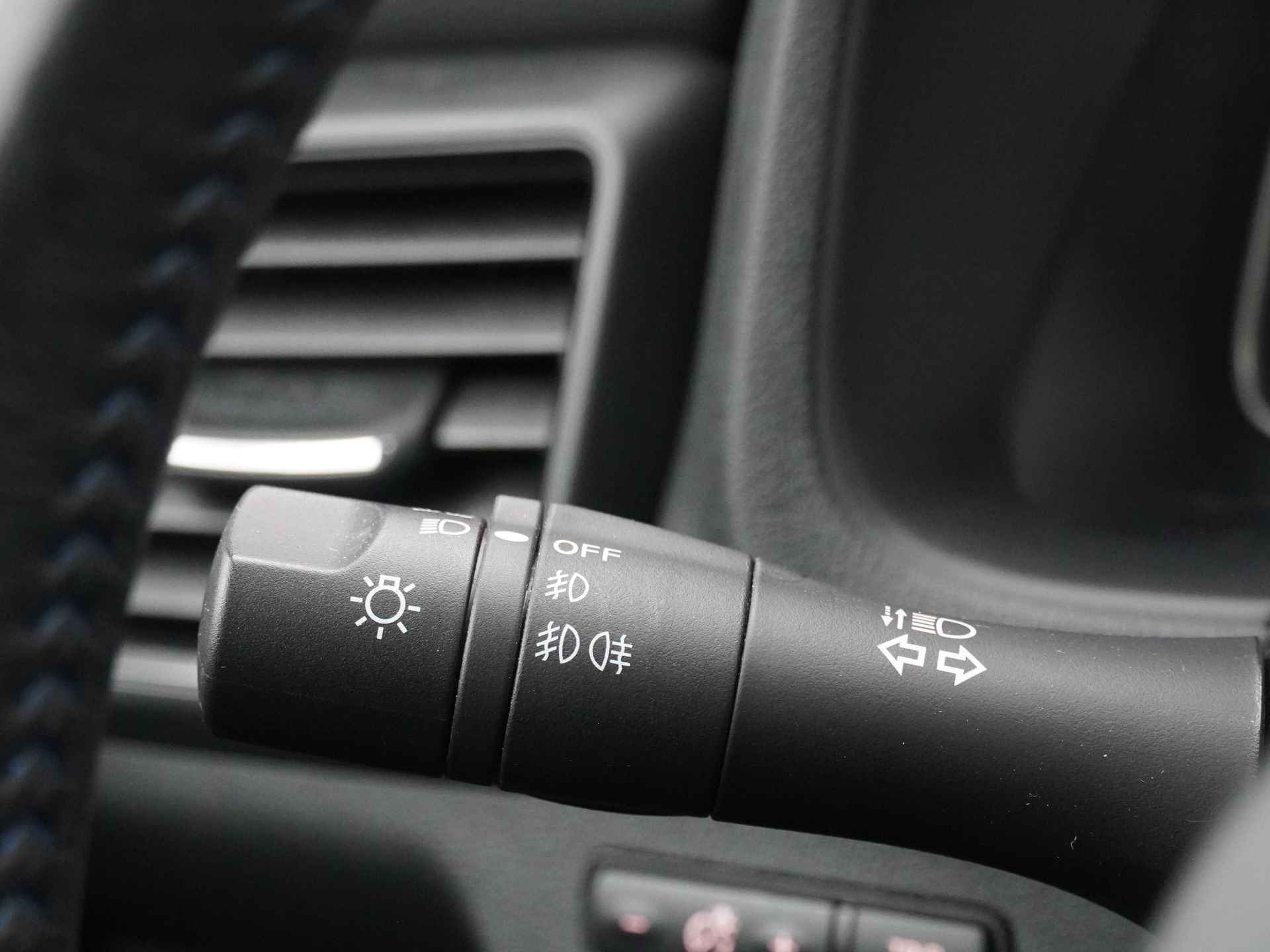 Nissan Leaf Tekna 40 kWh - Navigatie - Stoelverwarming - Bose Sound System - 1e eigenaar - € 2000,- subside mogelijk - 12 Maanden Bovag Garantie - 26/50