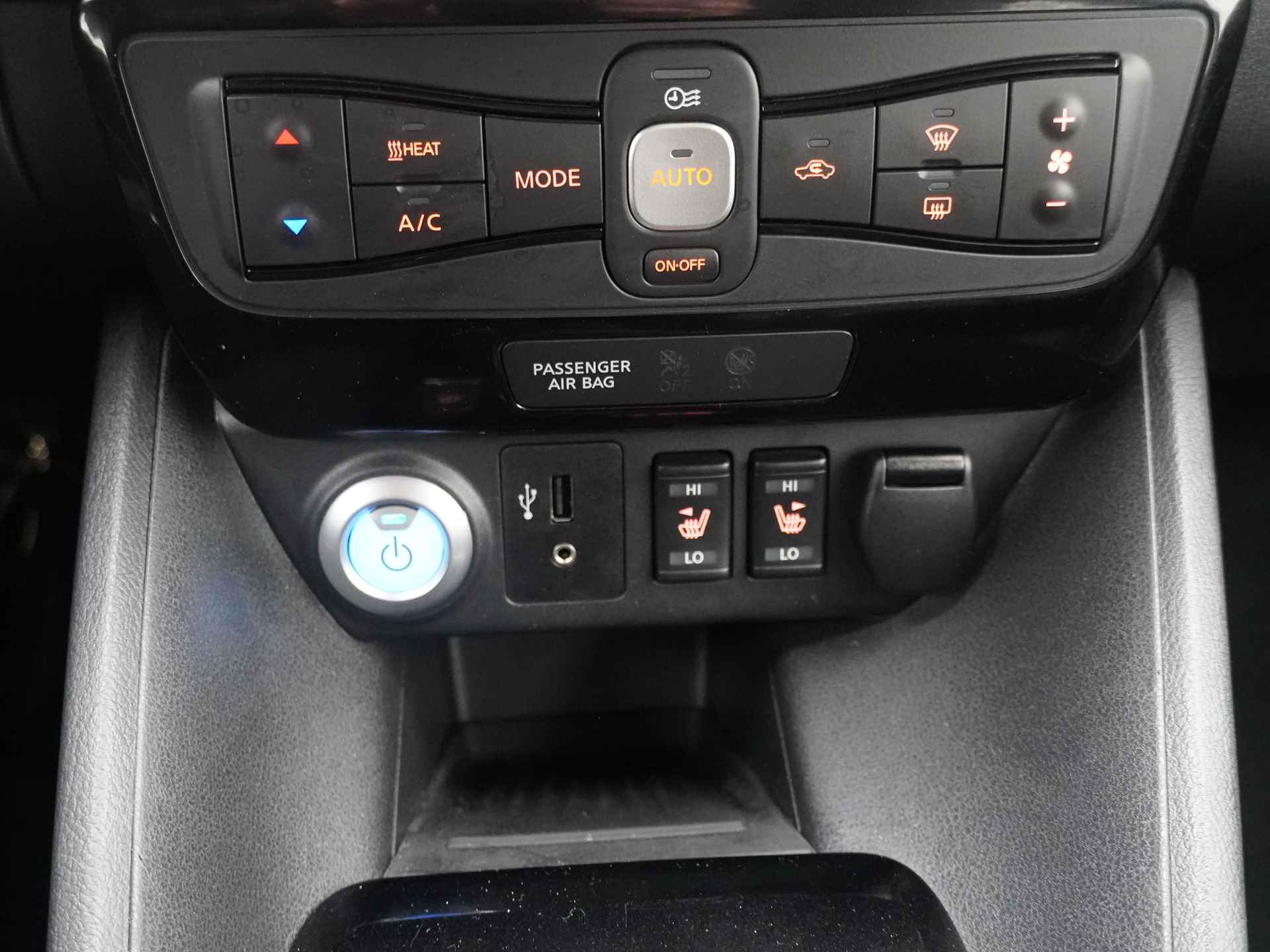 Nissan Leaf Tekna 40 kWh - Navigatie - Stoelverwarming - Bose Sound System - 1e eigenaar - € 2000,- subside mogelijk - 12 Maanden Bovag Garantie - 32/50
