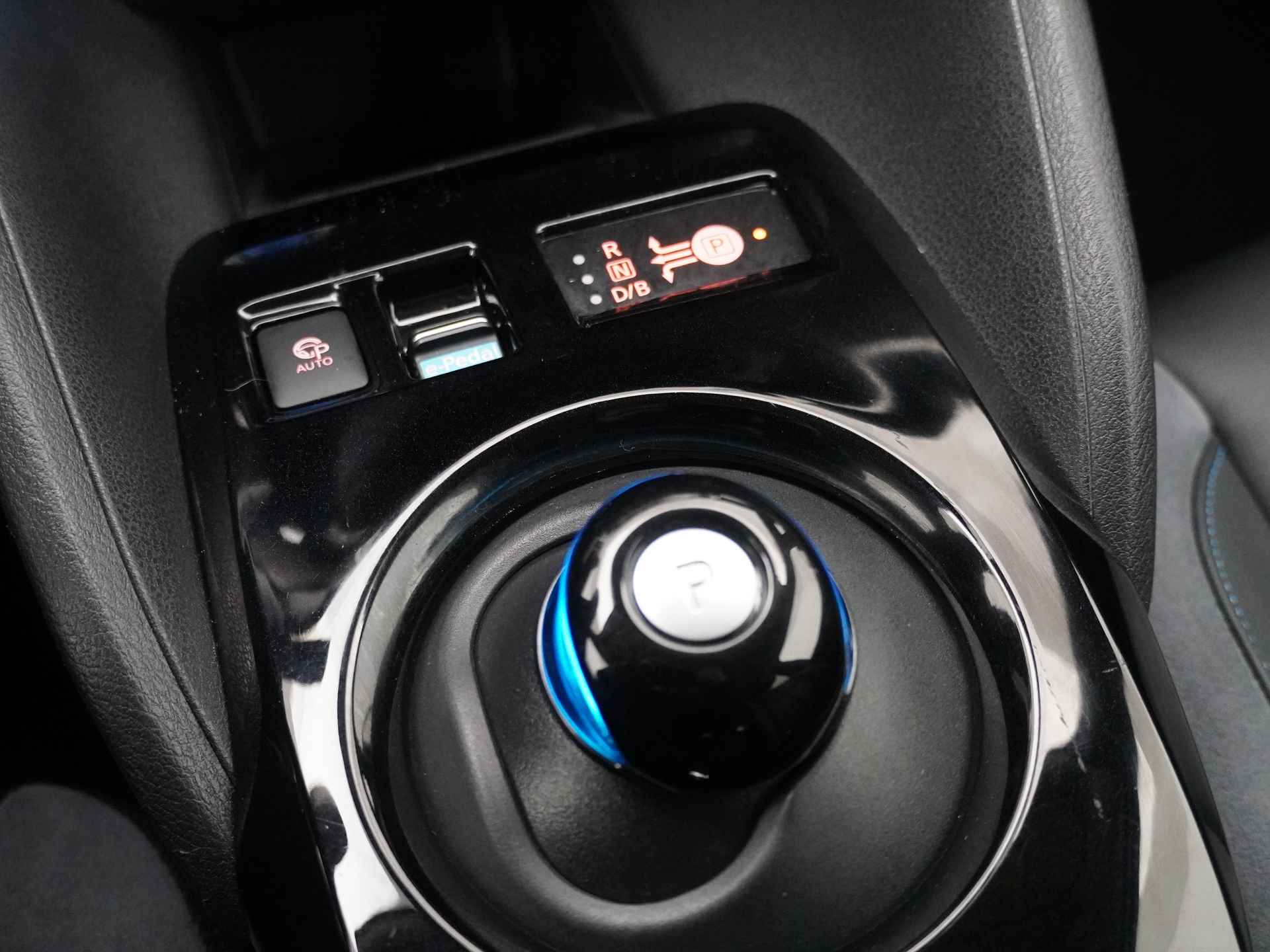 Nissan Leaf Tekna 40 kWh - Navigatie - Stoelverwarming - Bose Sound System - 1e eigenaar - € 2000,- subside mogelijk - 12 Maanden Bovag Garantie - 33/50