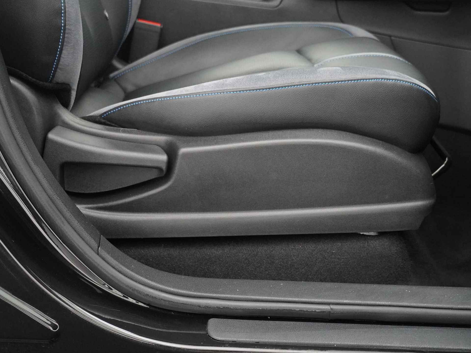 Nissan Leaf Tekna 40 kWh - Navigatie - Stoelverwarming - Bose Sound System - 1e eigenaar - € 2000,- subside mogelijk - 12 Maanden Bovag Garantie - 45/50