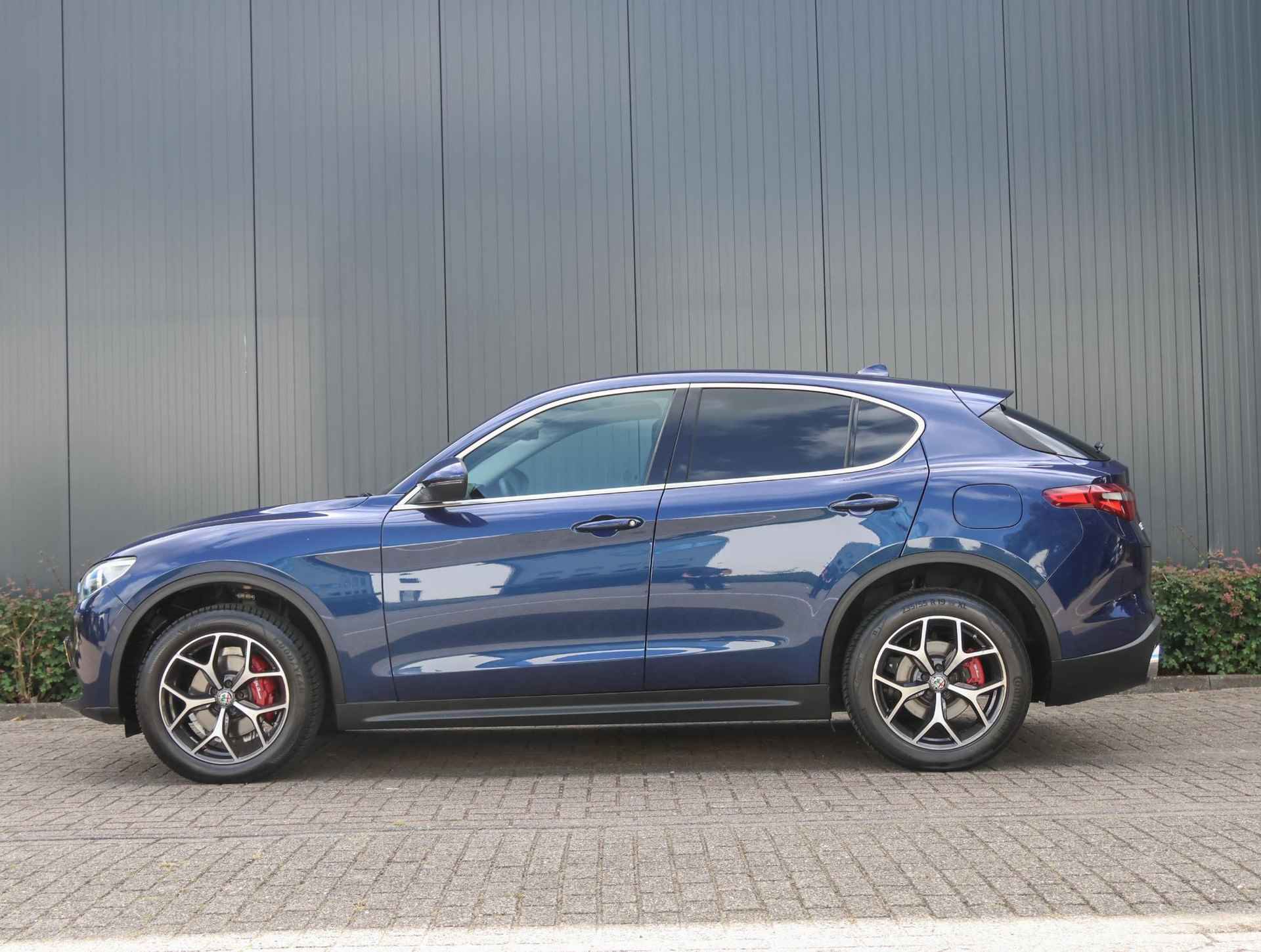 Alfa Romeo Stelvio 200pk Turbo AWD Super (LEER/Camera/Keyless/PDC/Xenon/NAV.) - 3/45