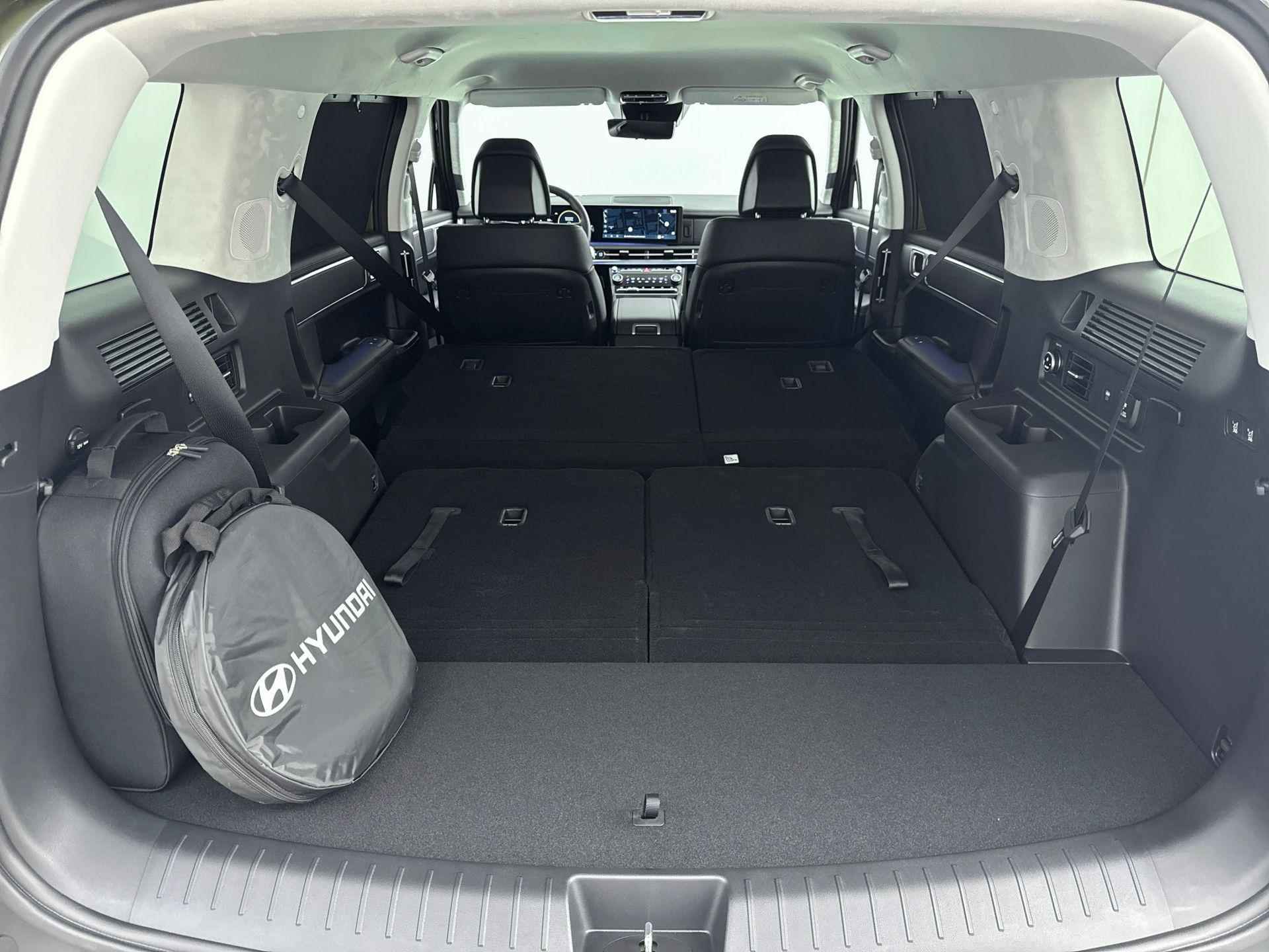 Hyundai Santa Fe 1.6 T-GDI HEV Premium Sky 7p. | €1500,- | Direct uit voorraad leverbaar | Meest luxe Premium uitvoering | Sky schuif/kanteldak | 7 pers. | - 23/42