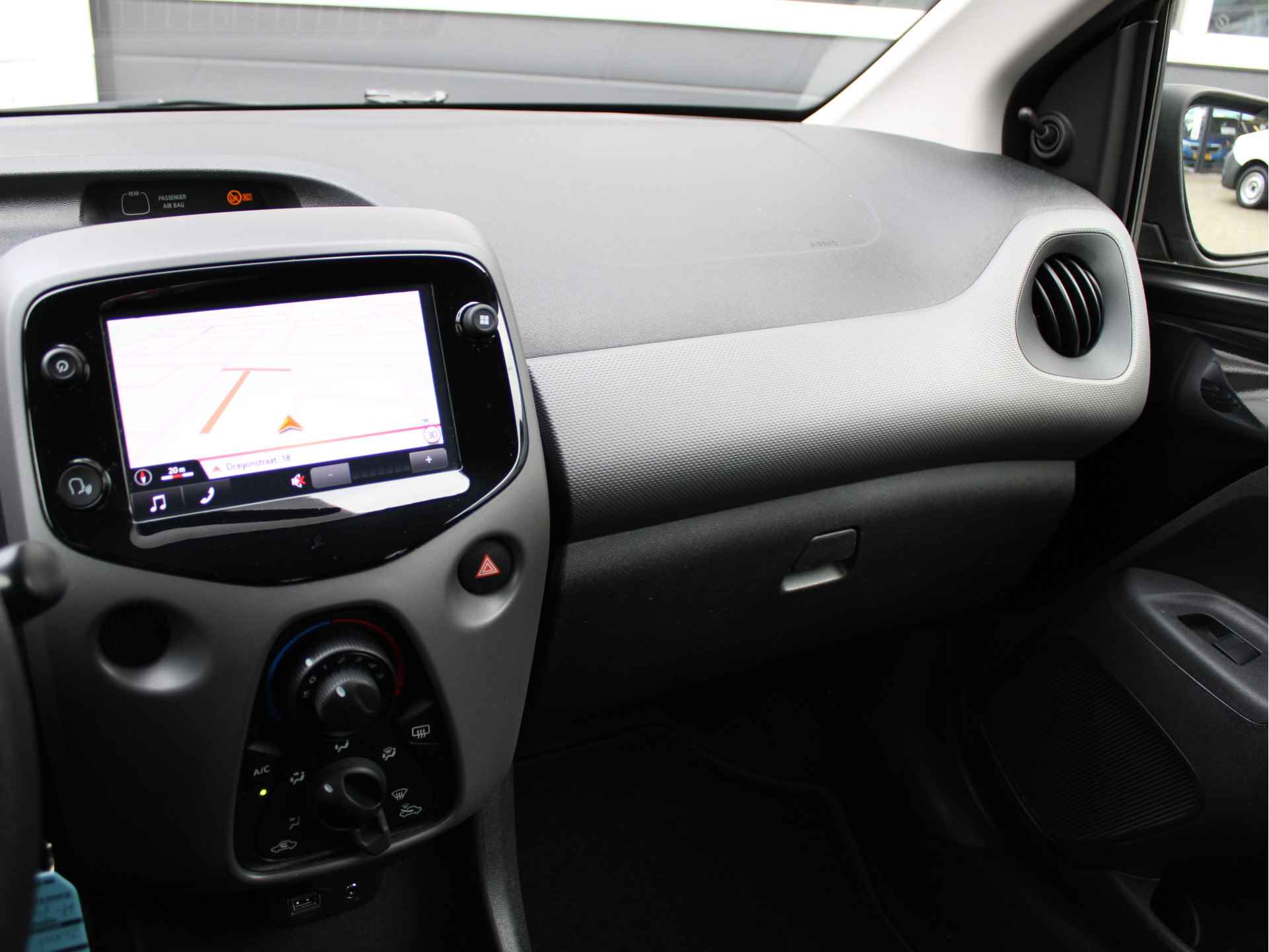 Peugeot 108 1.0 e-VTi Active /NAVI/LED/DAB+/Achteruitrijcamera/Miracast/Bluetooth/AIRCO/CV/ISOFIX/NAP! 1e eig! - 9/40