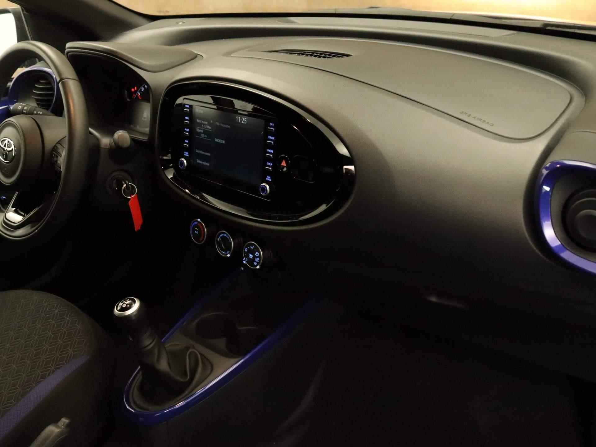 Toyota Aygo X 1.0 VVT-i MT Pulse - ADAPTIVE CRUISE CONTROL - STOELVERWARMING - ACHTERUITRIJ CAMERA - APPLE CARPLAY/ANDROID AUTO - LEASE MOGELIJK! - 5/29