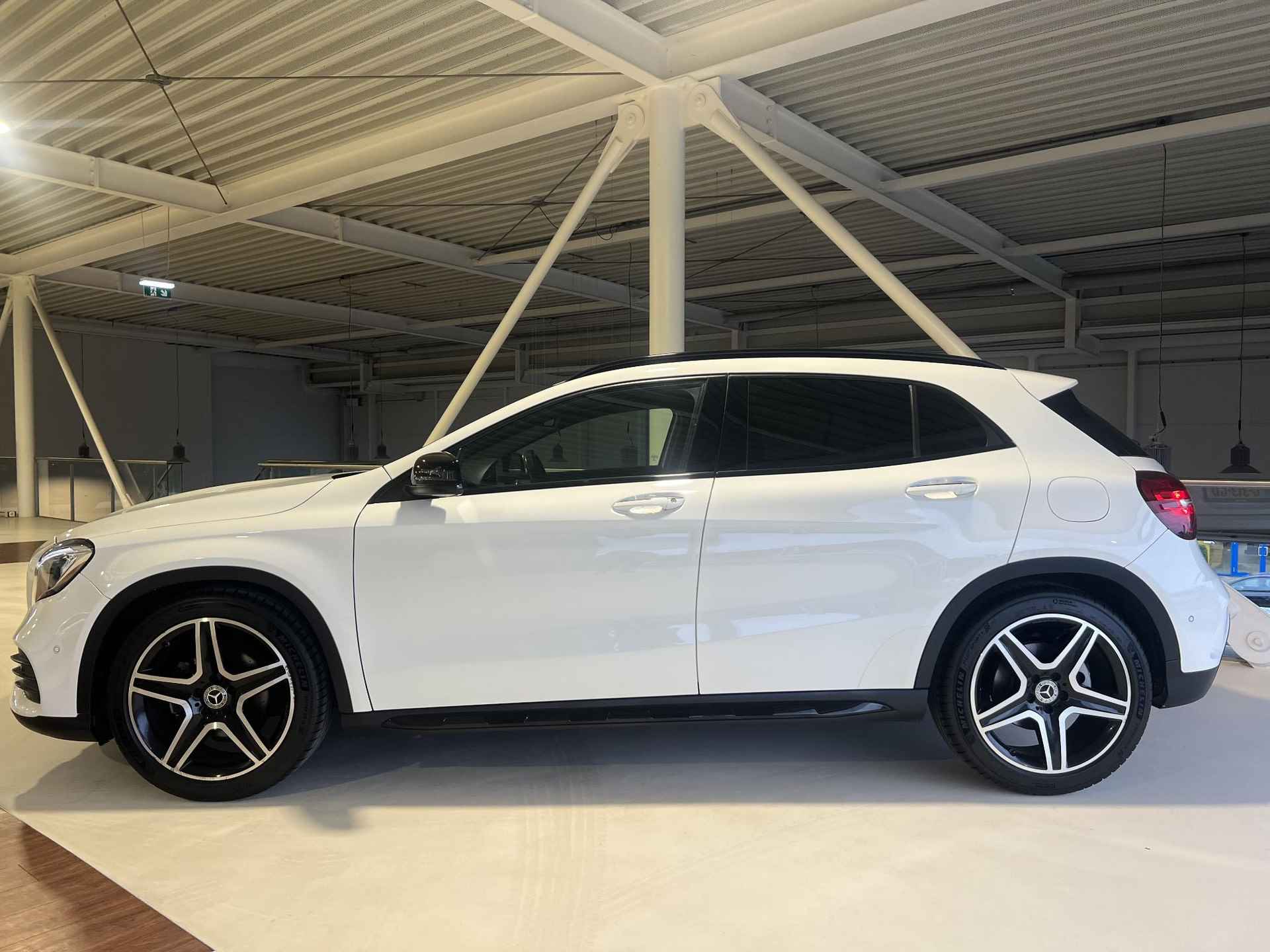 Mercedes-Benz GLA-klasse 180 Business Solution AMG Limited | Camera | Stoelverwarming | Elektrische achterklep - 2/20