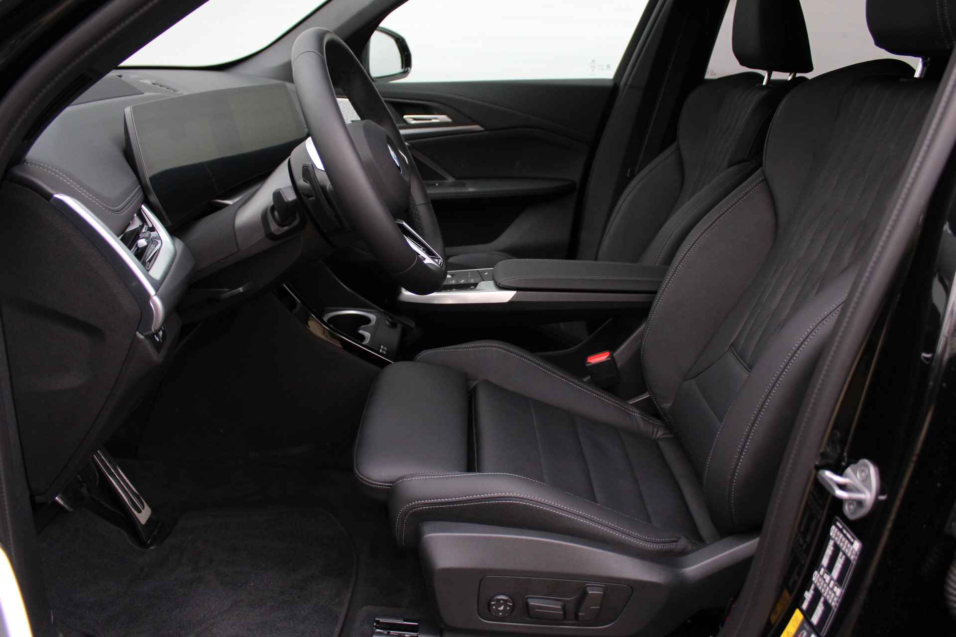 BMW X1 xDrive30e High Executive M Sport Automaat / Panoramadak / Trekhaak / Parking Assistant Plus / Adaptieve LED / Sportstoelen / Adaptief M Onderstel - 8/28