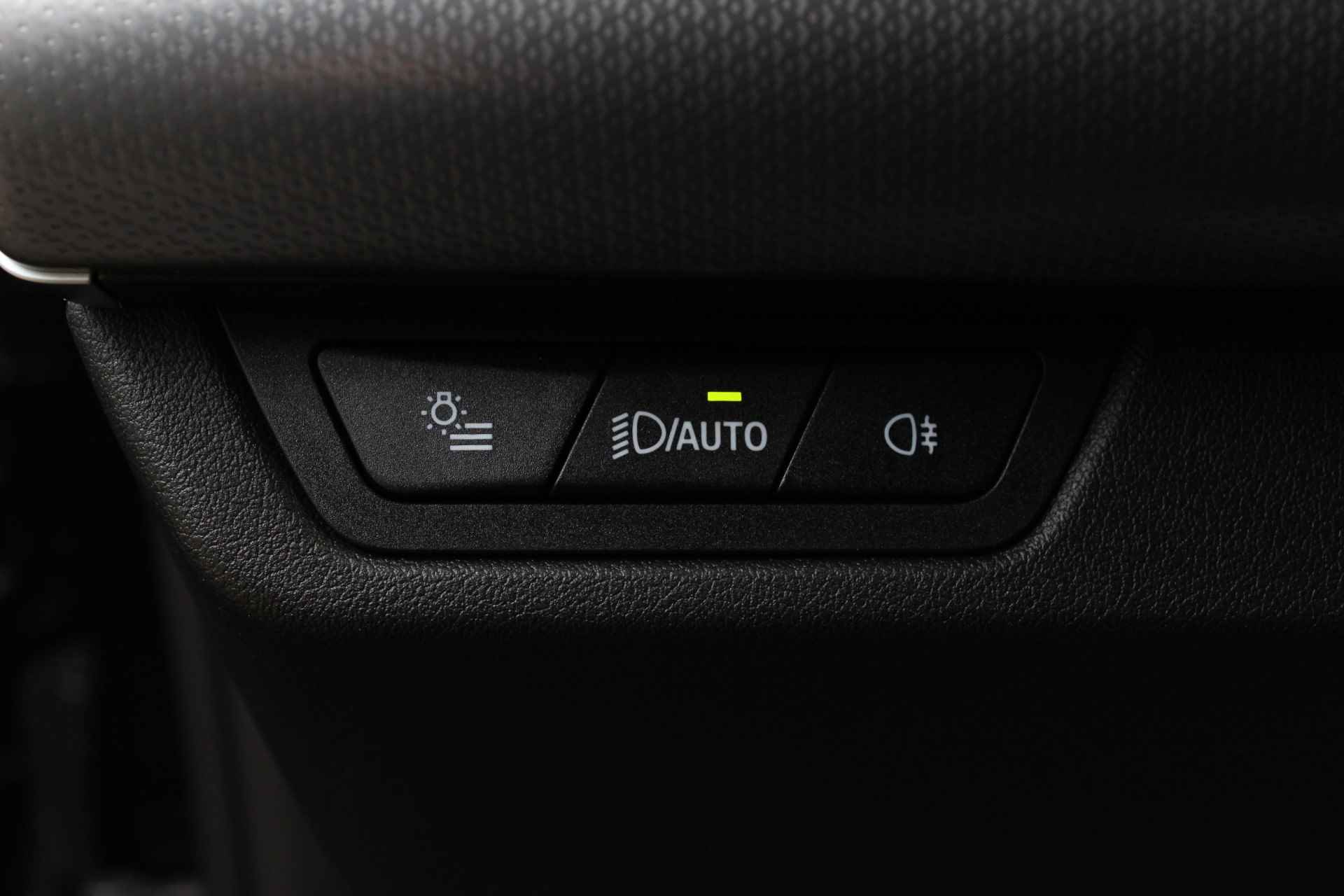 BMW X1 xDrive30e High Executive M Sport Automaat / Panoramadak / Trekhaak / Parking Assistant Plus / Adaptieve LED / Sportstoelen / Adaptief M Onderstel - 20/28