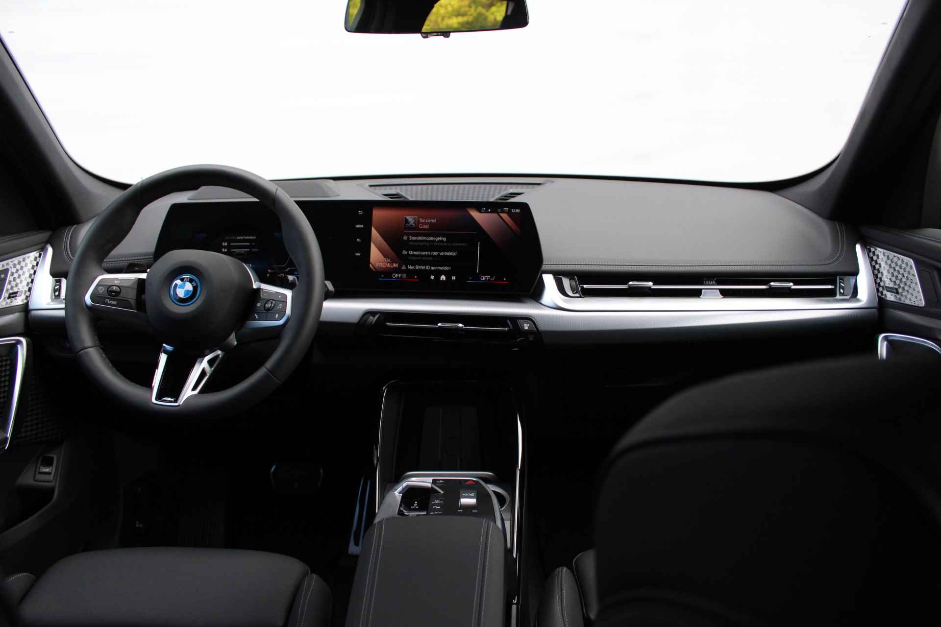 BMW X1 xDrive30e High Executive M Sport Automaat / Panoramadak / Trekhaak / Parking Assistant Plus / Adaptieve LED / Sportstoelen / Adaptief M Onderstel - 27/28