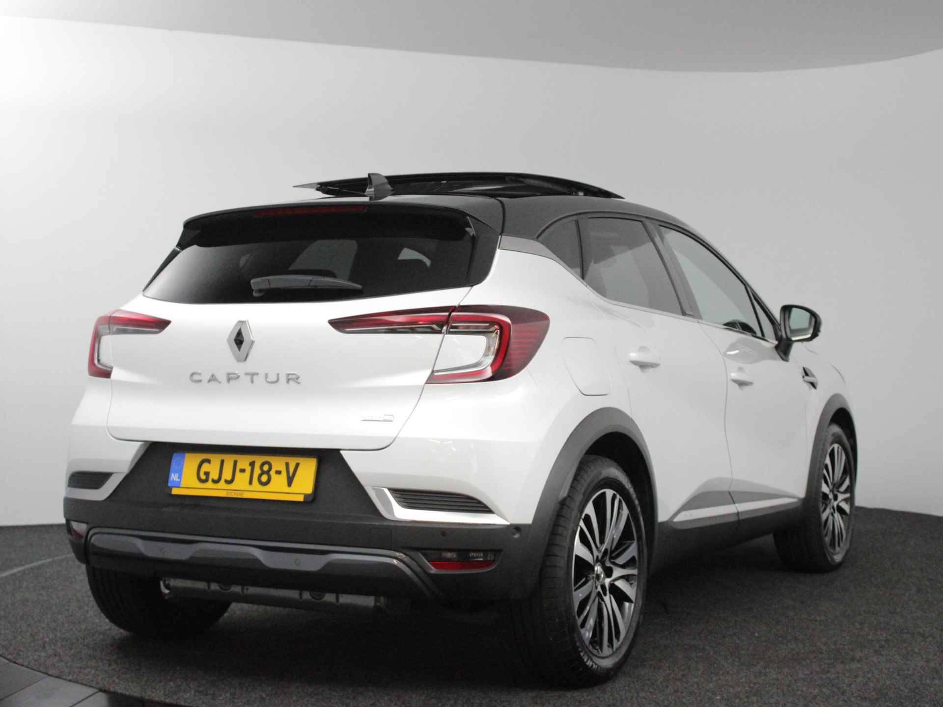 Renault Captur 1.6 E-Tech Plug-in Hybrid 160 Initiale Paris | Leder | Panodak | Pack Drive Assist | Stoel- en stuurverwarming | Apple Carplay/Android Auto - 4/53