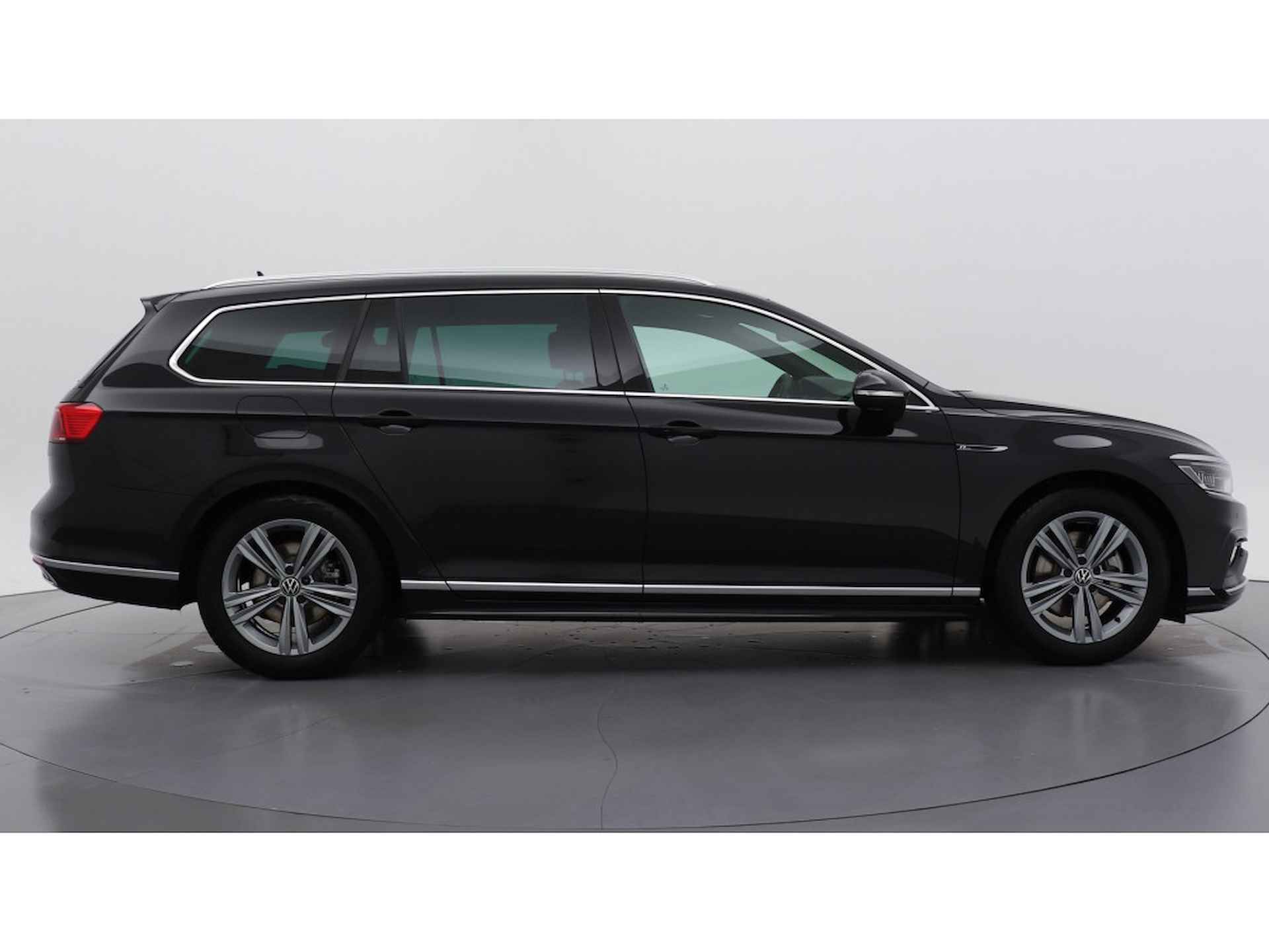 Volkswagen Passat Variant 1.5 TSI 150pk DSG R-Line Business + Panoramadak - 2/17