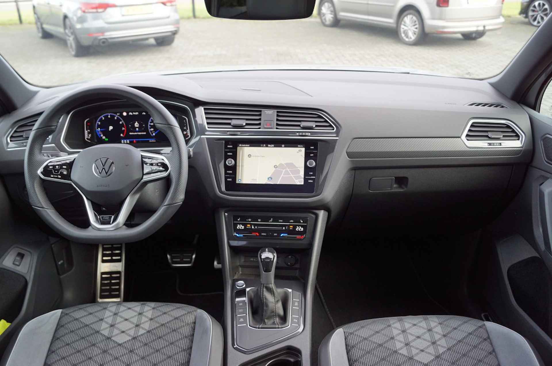 VOLKSWAGEN Tiguan 1.5 TSI DSG R-Line Blackstyle/ Panodak /IQ LED/ Trekhaak/Camera - 4/58