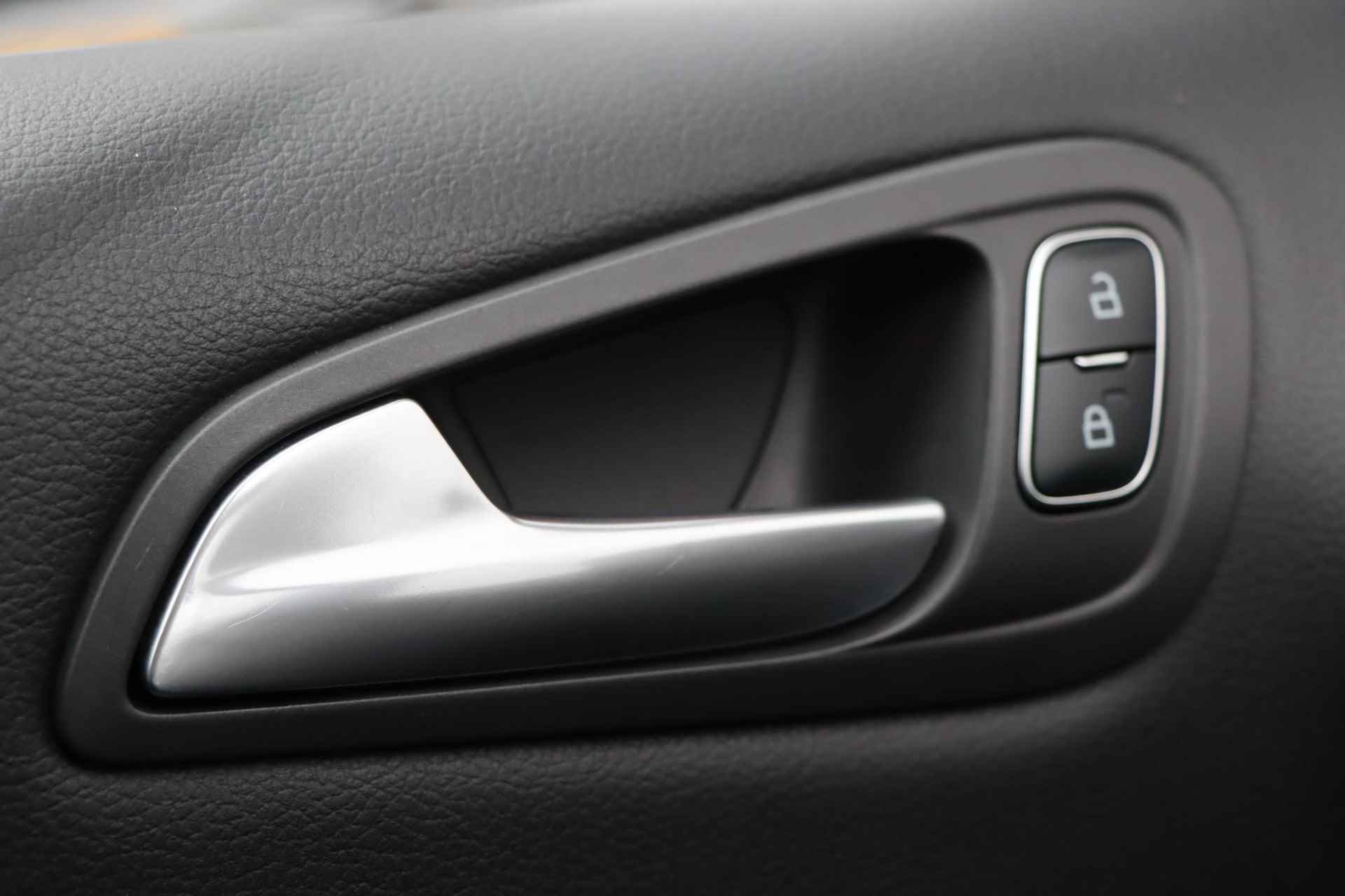 Ford C-Max 1.0 Titanium | Cruise Control | Parkeersensoren | Climate Control | Verwarmbare Voorruit | Elektrisch verstelbare bestuurdersstoel | 17" lichtmetalen velgen | - 17/42