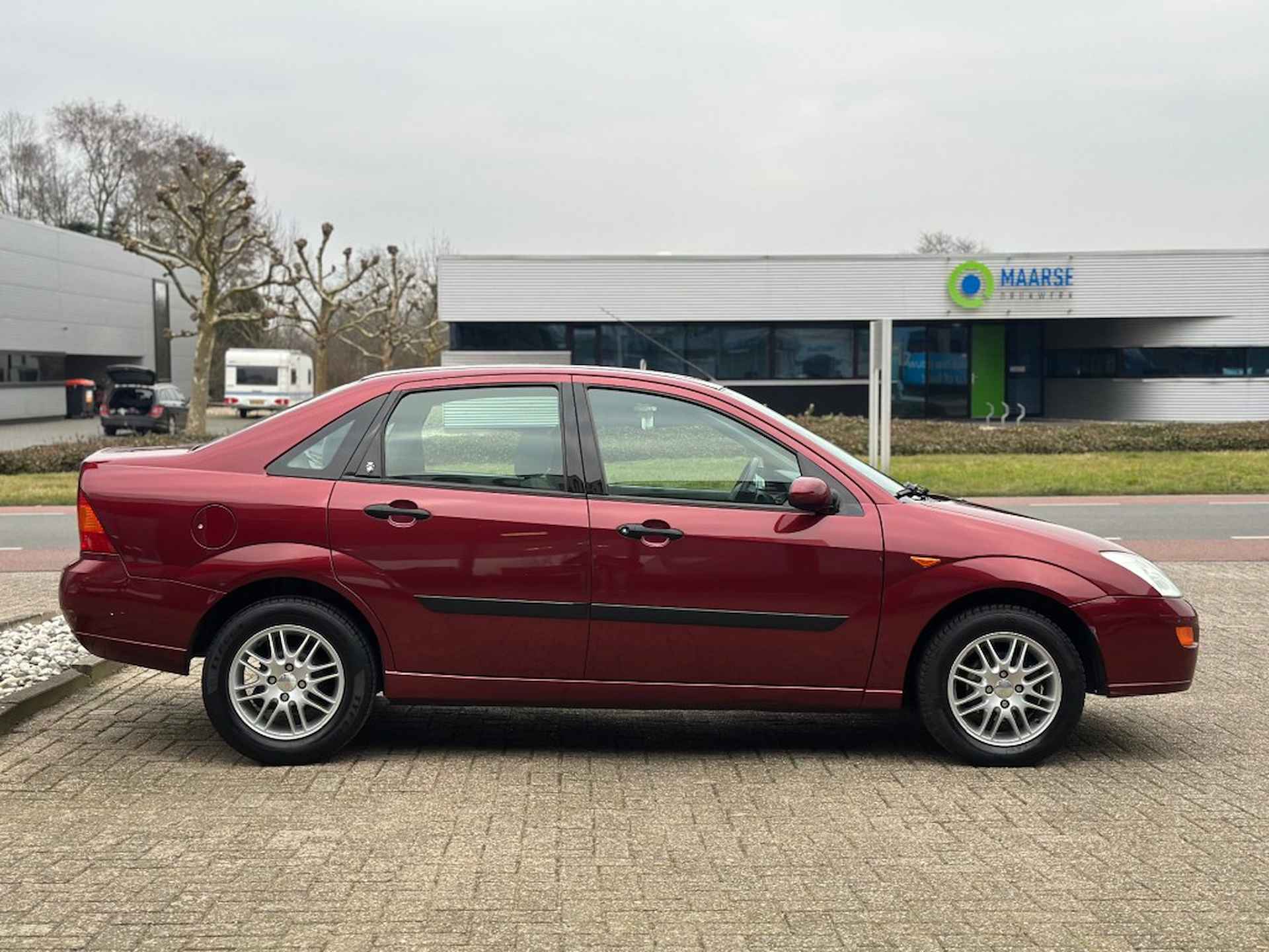 FORD Focus 1.6-16V 4-drs Ghia Automaat &#39;&#39; Airco - Radio - Allseasonbanden &#39; - 4/18