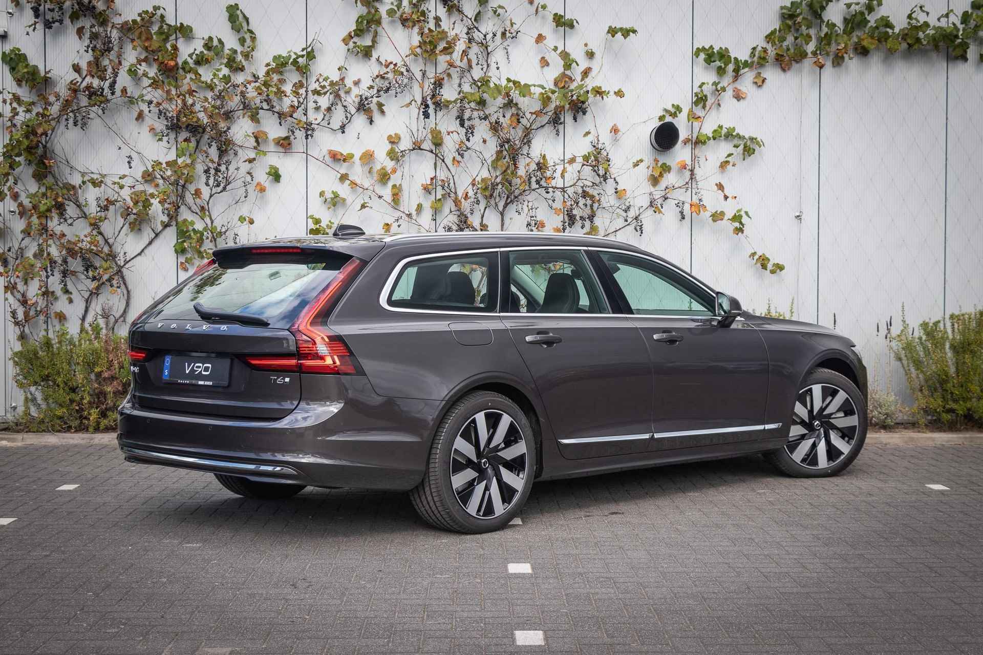 Volvo V90 Recharge T6 AWD Plus Bright  | Adaptieve Cruise Control | Lederen bekleding | Harman Kardon audio | Parkeercamera | Stoel + stuurverwarming - 4/25