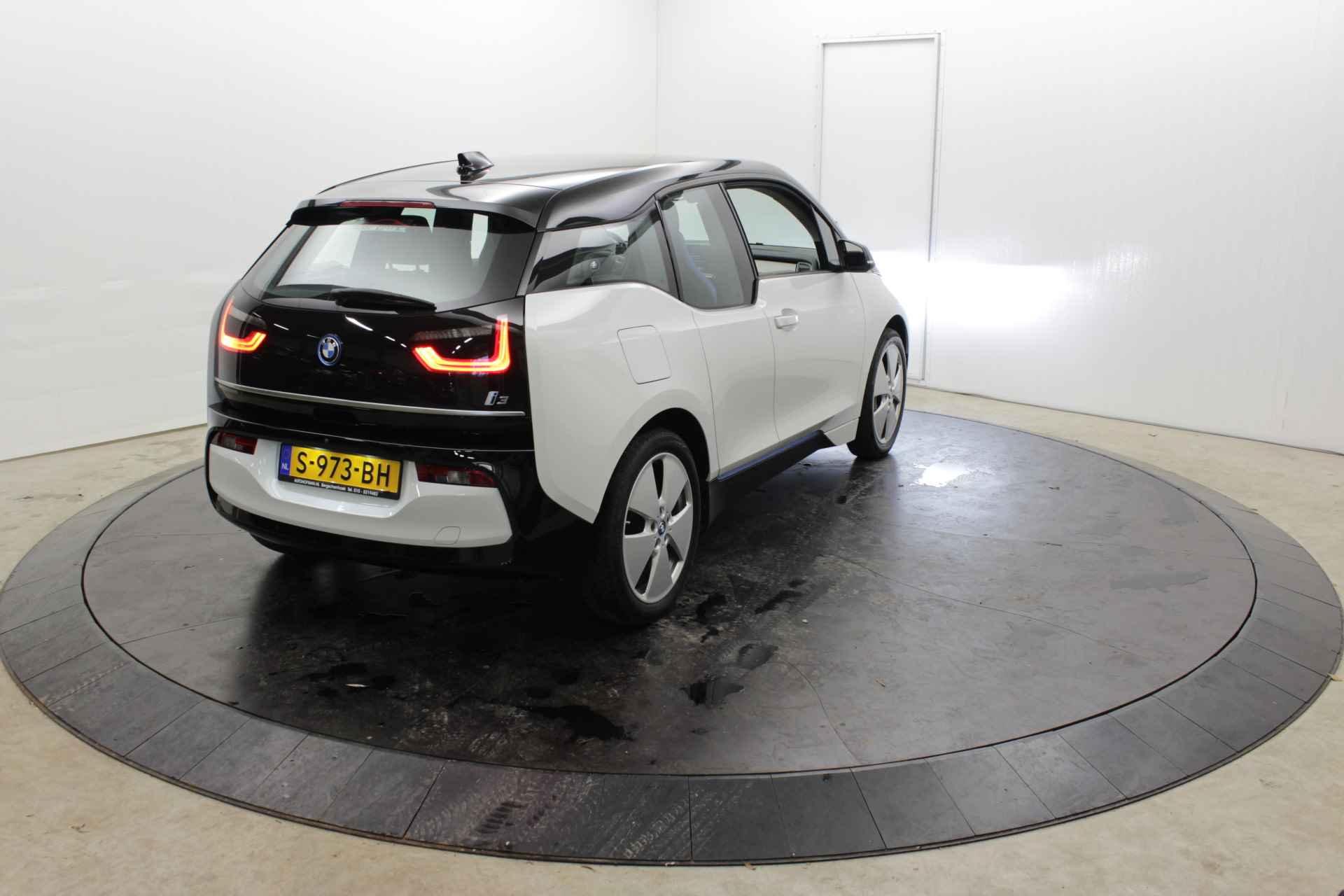 BMW i3 Exec. 120Ah 42Kwh Warmtepomp Camera Navi Stoelverw - 3/52