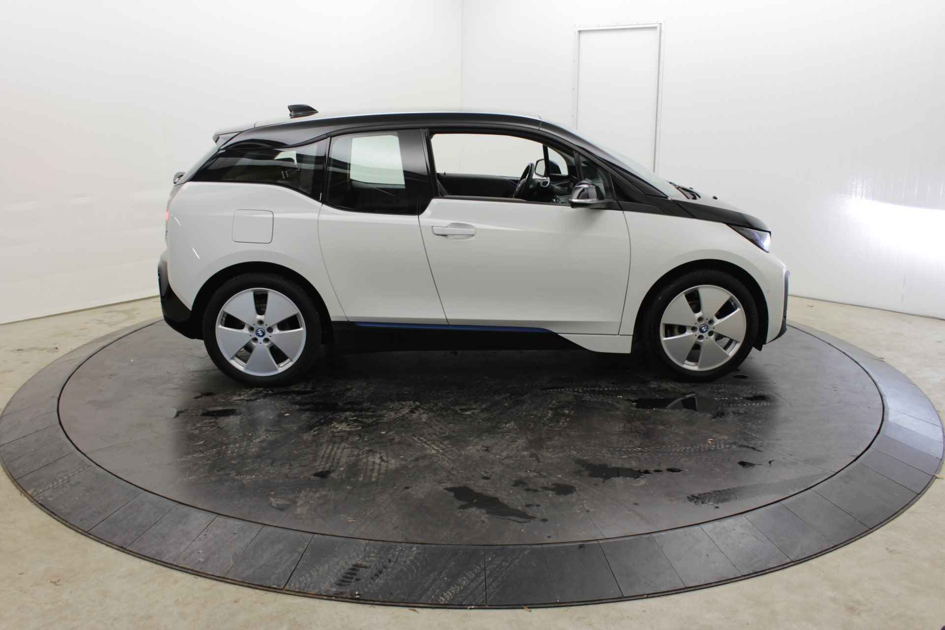 BMW i3 Exec. 120Ah 42Kwh Warmtepomp Camera Navi Stoelverw - 9/52