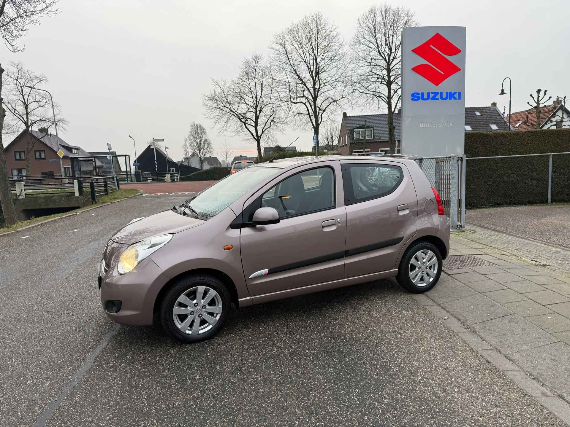 Suzuki Alto 1.0 Exclusive // Airco // Nette door ons onderhouden ALTO // Stootlijst // Spoiler // Rijklaarprijs!