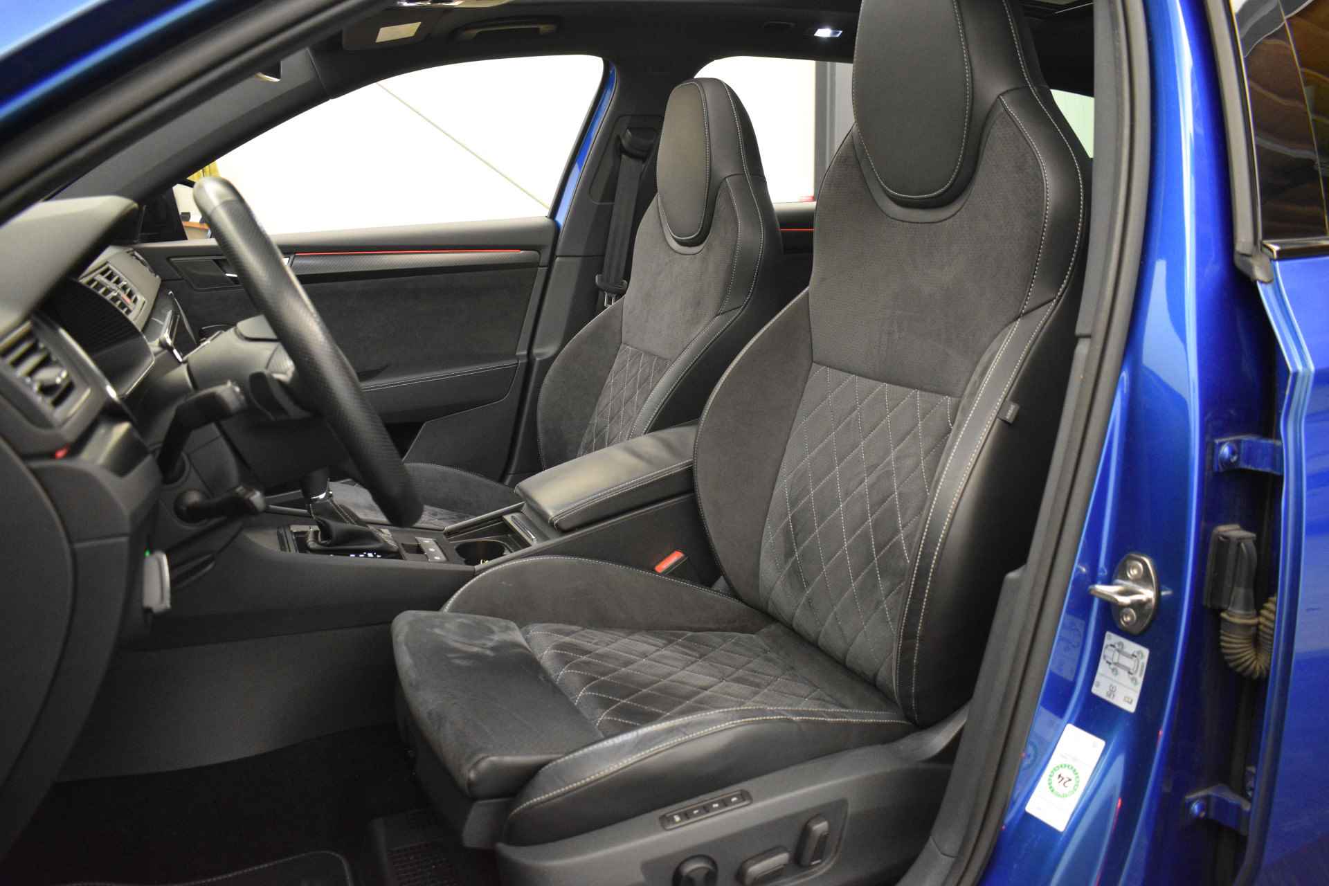 Škoda Superb iV218 Pk Sportline RSi Seats EL Trekh+Aklep Pano Camera 19” - 2/50