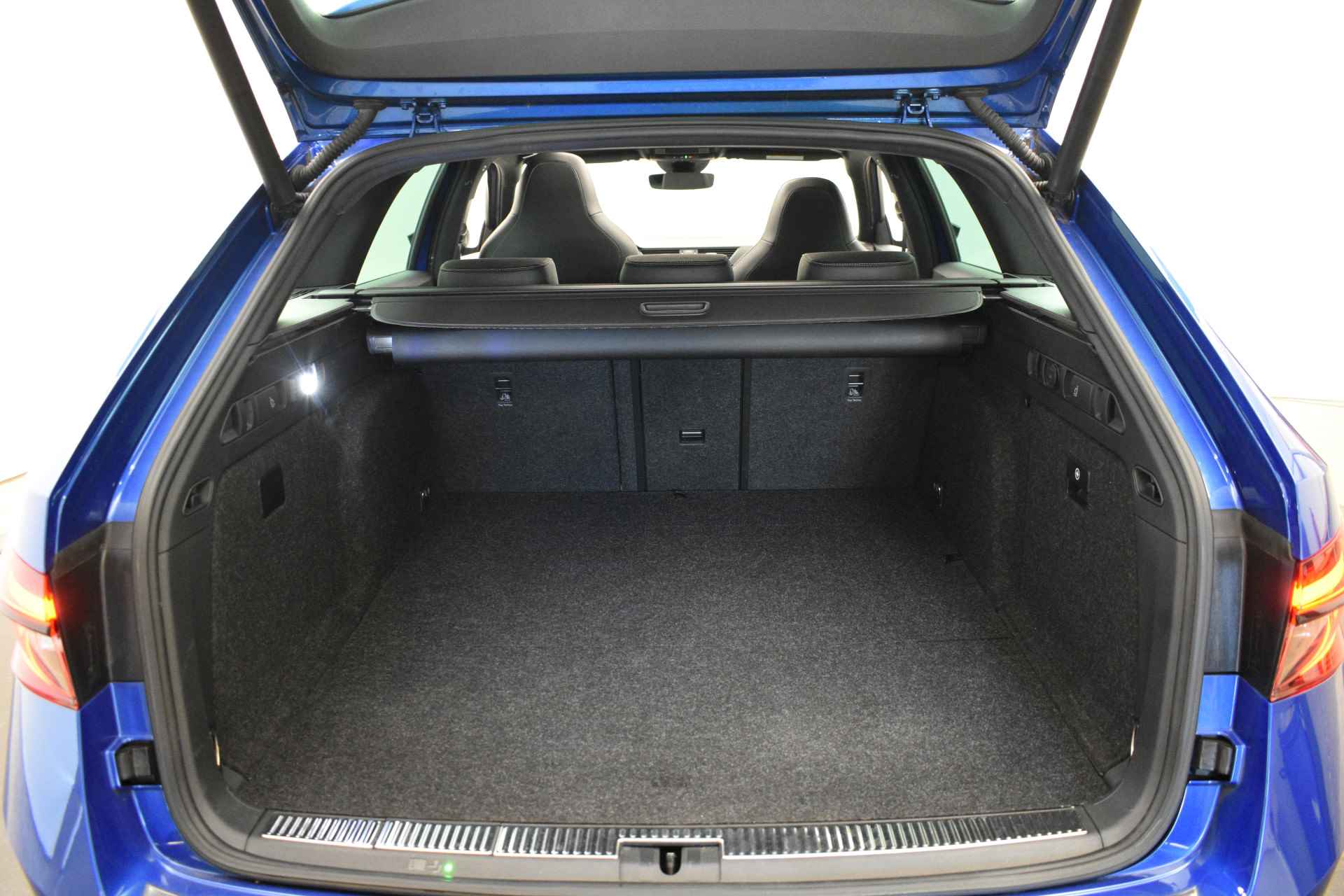 Škoda Superb iV218 Pk Sportline RSi Seats EL Trekh+Aklep Pano Camera 19” - 25/50