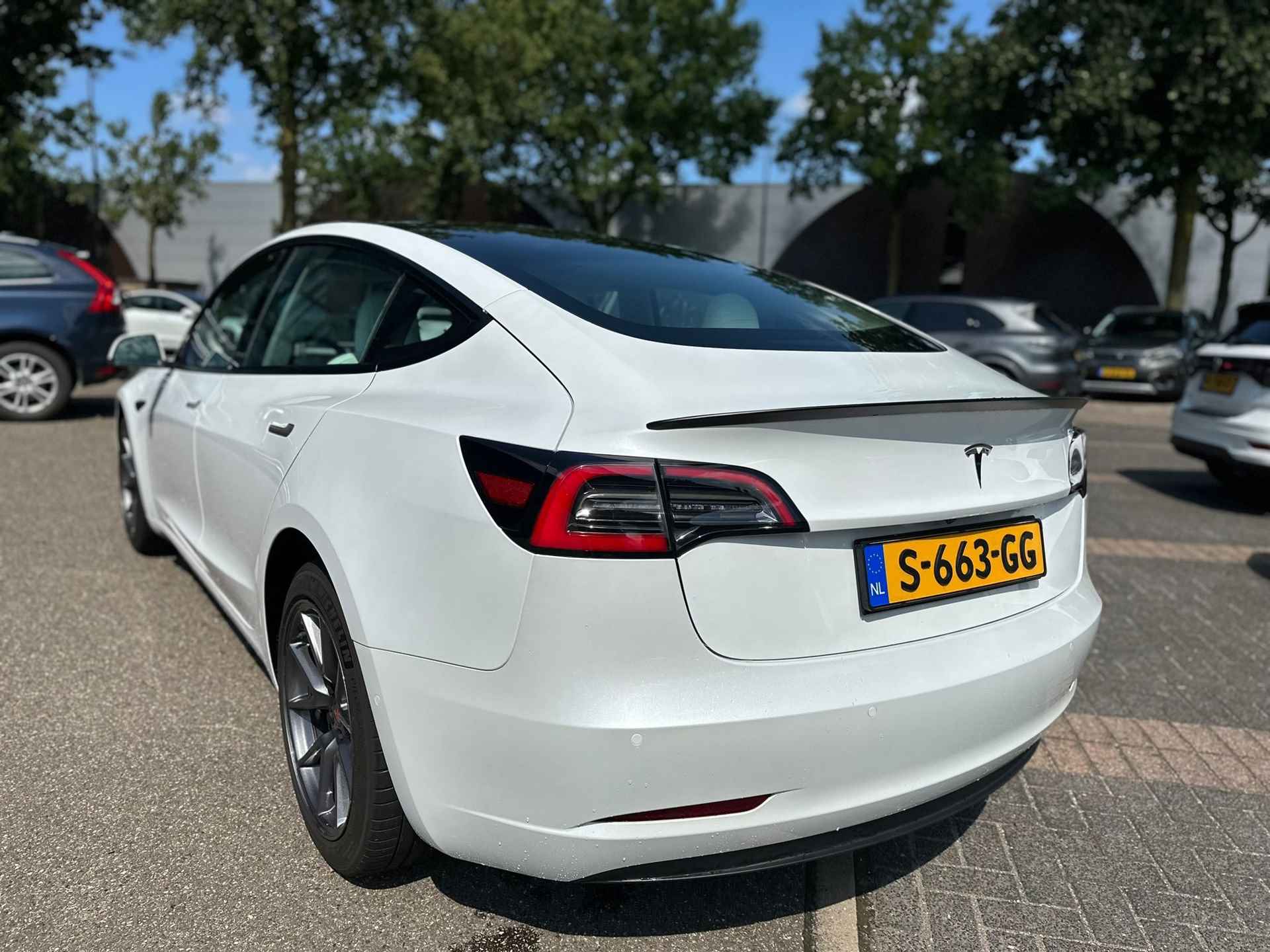 Tesla Model 3 Standard RWD Plus 60 kWh VAN: 35.900,- VOOR 33.877,- UW ZOMERVOORDEEL: 2.023,- - 4/19