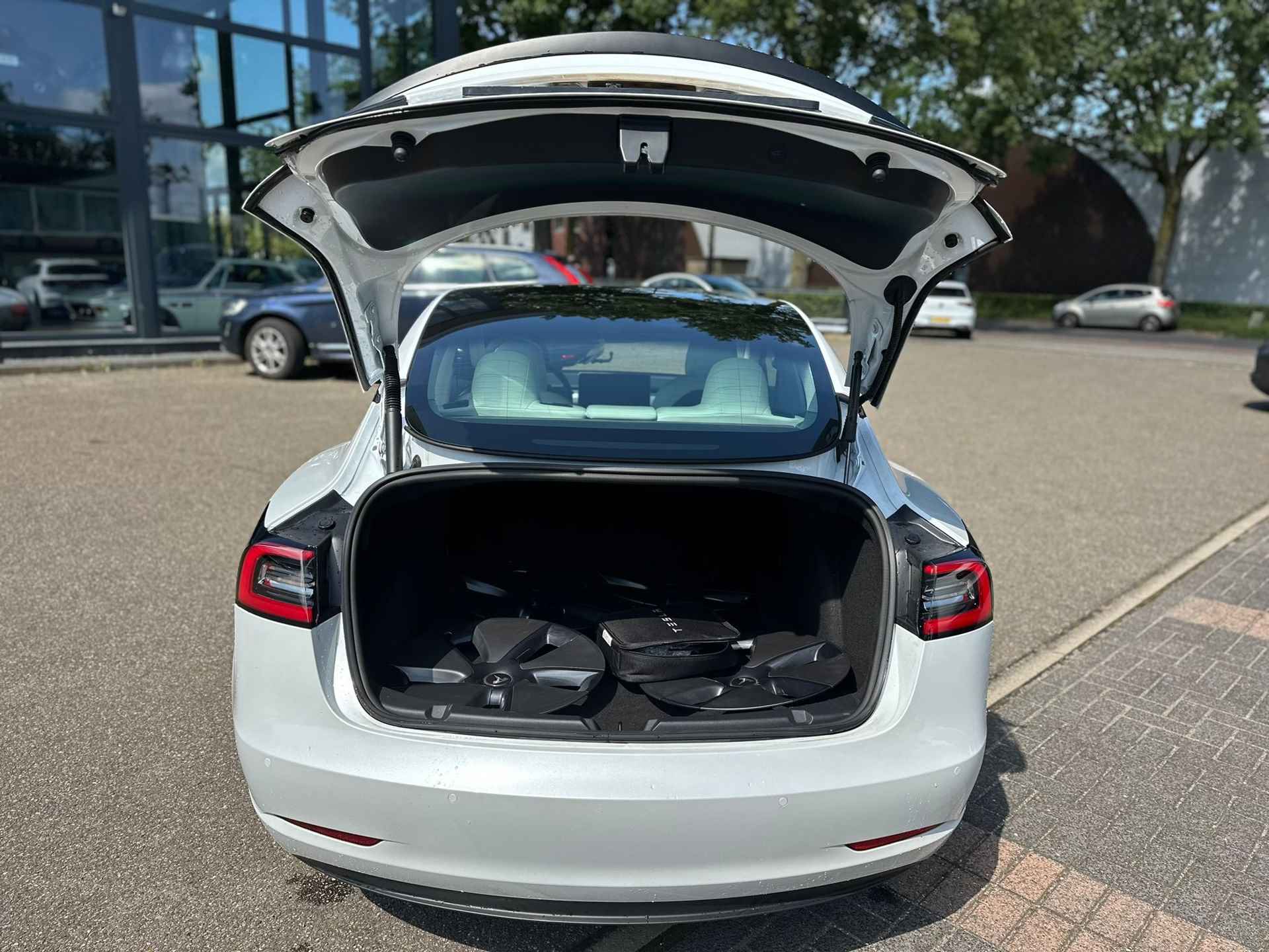 Tesla Model 3 Standard RWD Plus 60 kWh VAN: 35.900,- VOOR 33.877,- UW ZOMERVOORDEEL: 2.023,- - 6/19