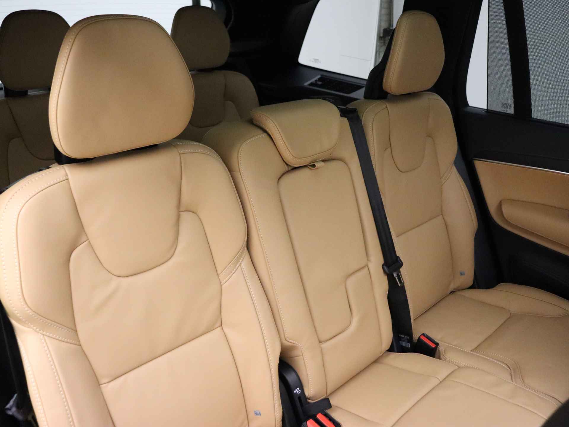 Volvo XC90 T8 455pk AWD Ultra Dark / Luchtvering / Massage stoelen / Stoelventilatie / Bowers & Wilkins audio / - 8/47