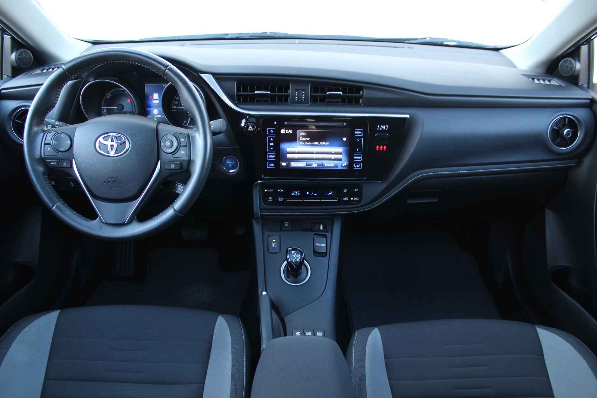 Toyota Auris 1.8 Hybrid Trend / Navigatie / Panoramadak / Climate Control / Achteruitrijcamera / Cruise Control / - 2/42