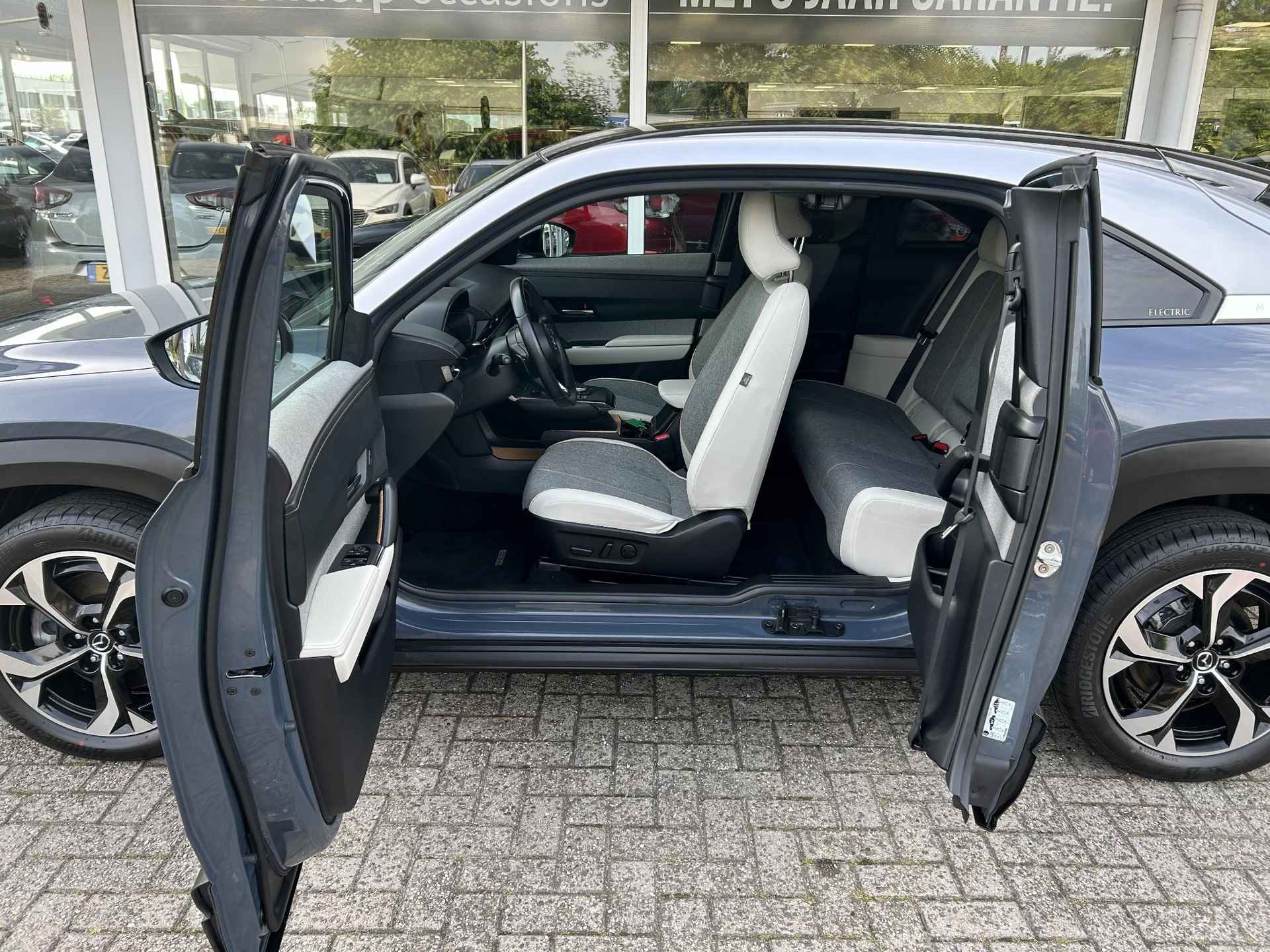 Mazda MX-30 e-SkyActiv 145 First Edition 36 kWh | € 2.000,- Subsidie mogelijk!  | Navigatie | Cruise Control Adaptief | Climate Control | Parkeersensoren | Parkeercamera | 36Mnd. Garantie | Rijklaar! | - 20/36